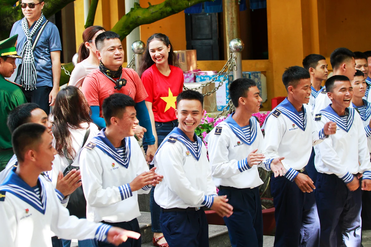 Niềm hân hoan thể hiện rõ trên từng gương mặt của mỗi người lính đảo. Ảnh: NT Niềm hân hoan thể hiện rõ trên từng gương mặt của mỗi người lính đảo. Ảnh: NT