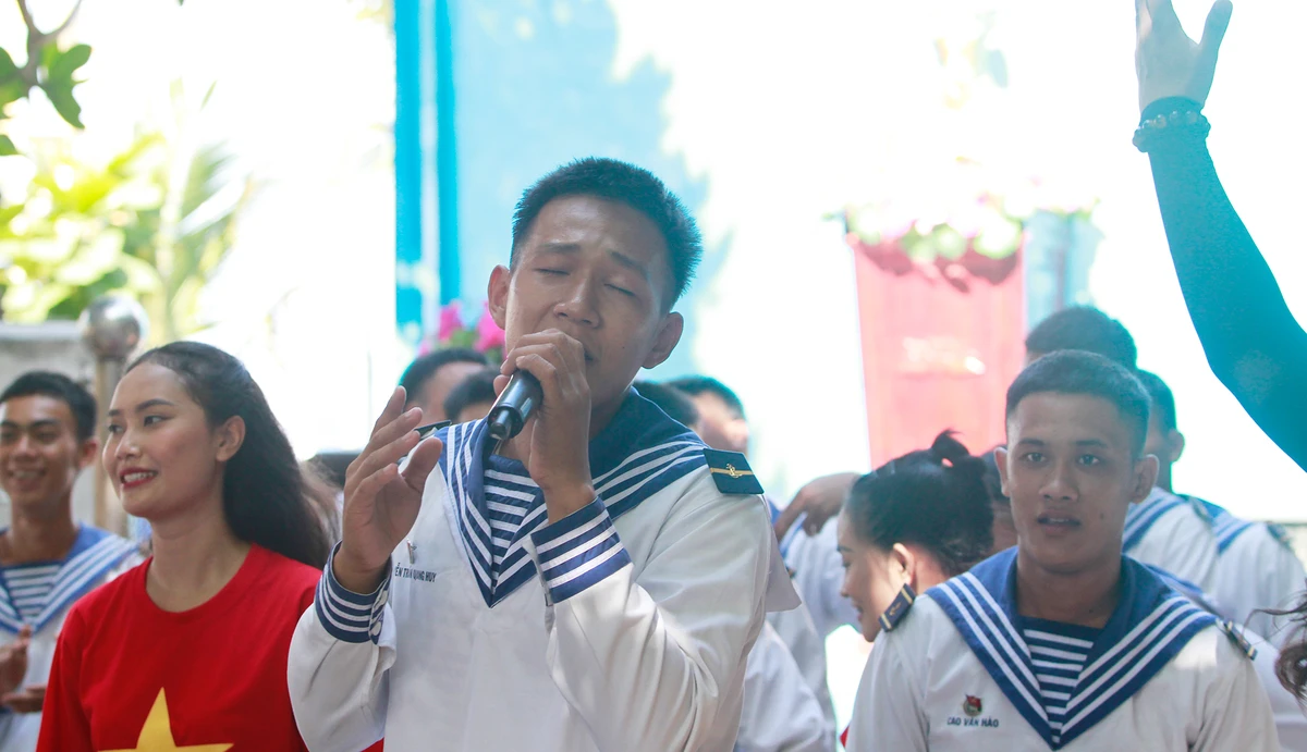 Nhiều người rất tự tin biểu diễn các ca khúc sôi động cùng các thành viên của Đoàn công tác. Ảnh: NT Nhiều người rất tự tin biểu diễn các ca khúc sôi động cùng các thành viên của Đoàn công tác. Ảnh: NT