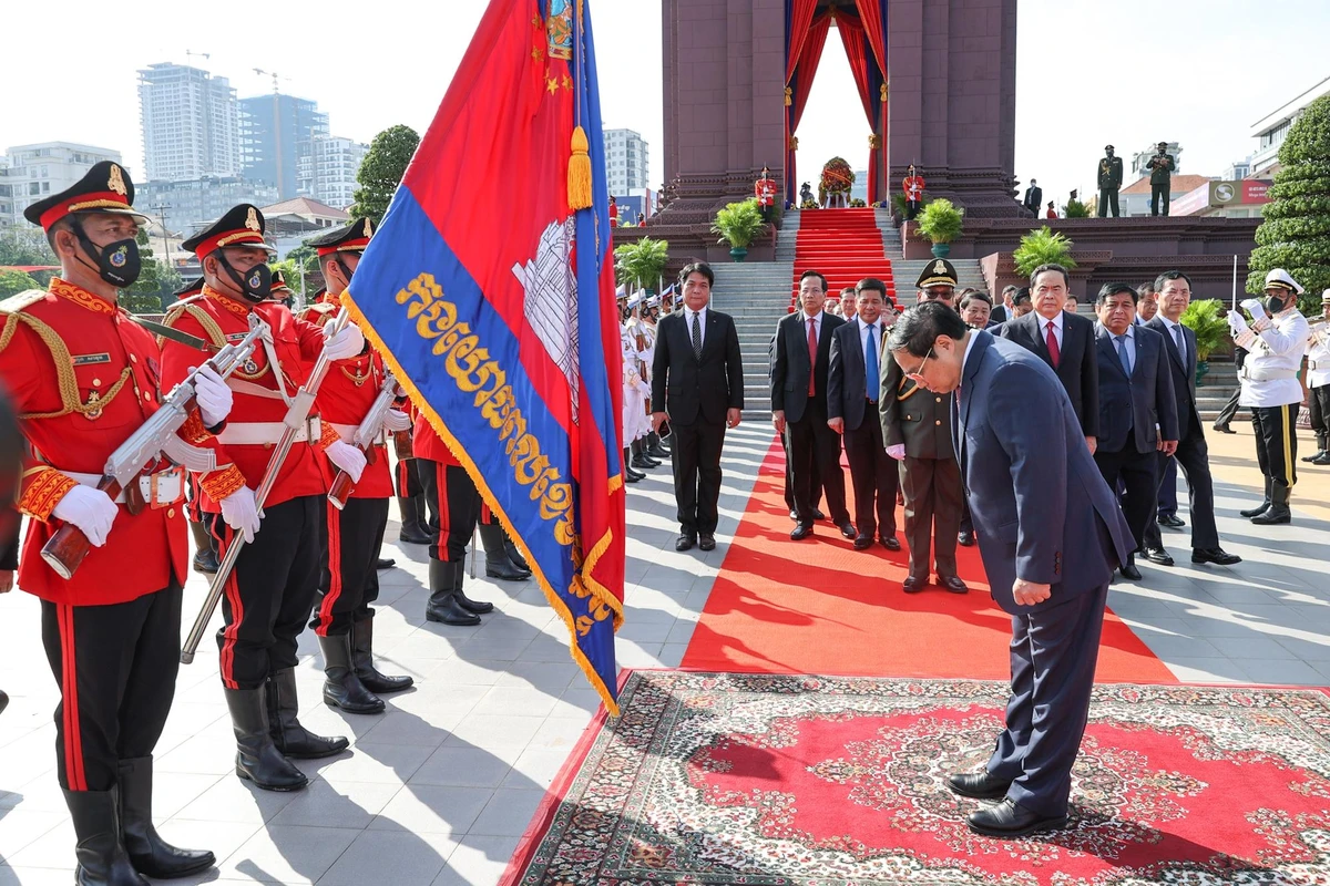 Thủ tướng Phạm Minh Chính và đoàn đại biểu Việt Nam thực hiện nghi thức tưởng niệm tại Đài Độc lập. Ảnh: VGP Thủ tướng Phạm Minh Chính và đoàn đại biểu Việt Nam thực hiện nghi thức tưởng niệm tại Đài Độc lập. Ảnh: VGP