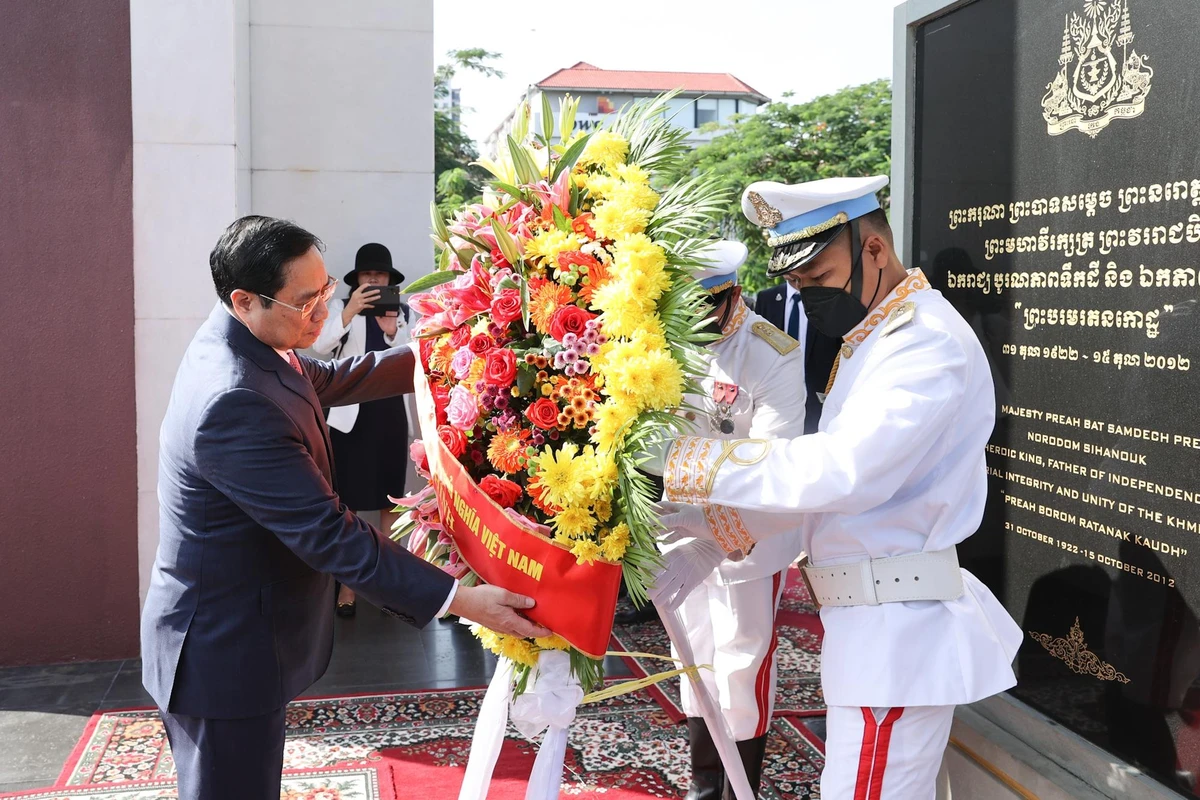 Thủ tướng Phạm Minh Chính tận tay chỉnh lại vòng hoa tưởng niệm Cố Quốc vương Norodom Sihanouk. Ảnh: VGP Thủ tướng Phạm Minh Chính tận tay chỉnh lại vòng hoa tưởng niệm Cố Quốc vương Norodom Sihanouk. Ảnh: VGP