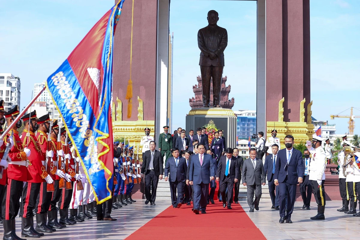 Sau khi đăt vòng hoa tưởng niệm cố Quốc vương Norodom Sihanouk, Thủ tướng và đoàn đại biểu Việt Nam đã đến đặt vòng hoa tưởng niệm tại đài Hữu nghị Việt Nam - Campuchia. Ảnh: VGP Sau khi đăt vòng hoa tưởng niệm cố Quốc vương Norodom Sihanouk, Thủ tướng và đoàn đại biểu Việt Nam đã đến đặt vòng hoa tưởng niệm tại đài Hữu nghị Việt Nam - Campuchia. Ảnh: VGP