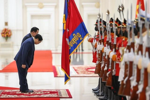 Hai Thủ tướng chào quân kỳ Quân đội hoàng gia Campuchia. Ảnh: VGP Hai Thủ tướng chào quân kỳ Quân đội hoàng gia Campuchia. Ảnh: VGP
