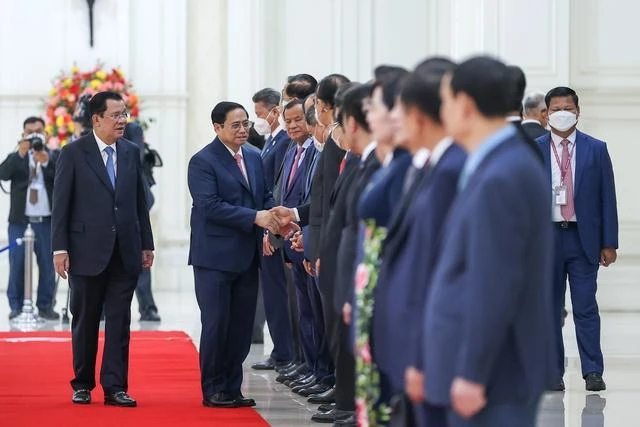 Thủ tướng Hun Sen giới thiệu với Thủ tướng Phạm Minh Chính lãnh đạo các bộ, ngành phía Campuchia tham dự lễ đón. Ảnh: VGP Thủ tướng Hun Sen giới thiệu với Thủ tướng Phạm Minh Chính lãnh đạo các bộ, ngành phía Campuchia tham dự lễ đón. Ảnh: VGP