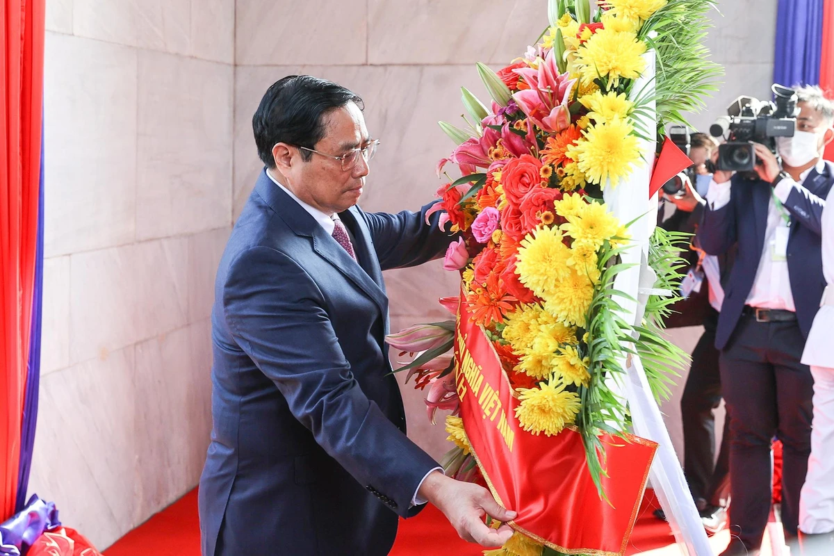 Thủ tướng Phạm Minh Chính đặt vòng hoa tại Đài Độc lập. Ảnh: VGP Thủ tướng Phạm Minh Chính đặt vòng hoa tại Đài Độc lập. Ảnh: VGP