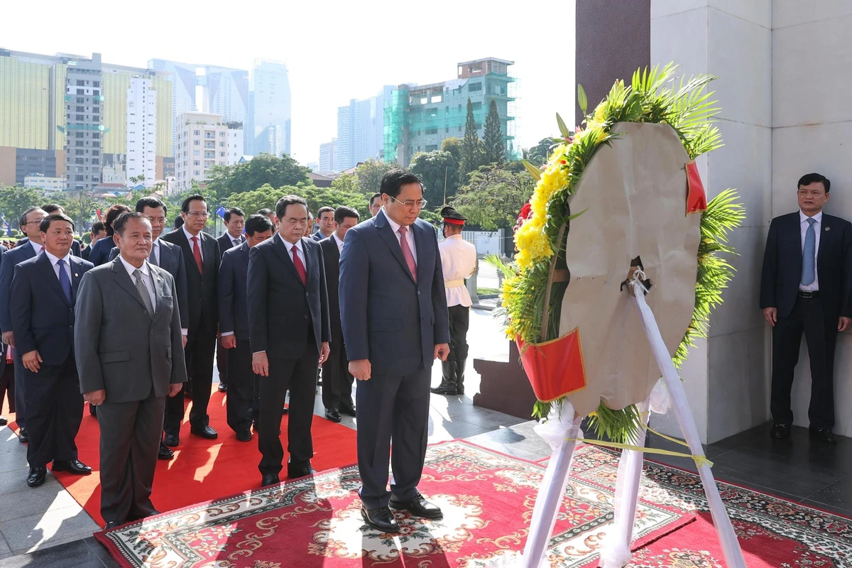 Thủ tướng Phạm Minh Chính và đoàn đại biểu Việt Nam tới đặt vòng hoa tại tượng đài cố Quốc vương Norodom Sihanouk. Ảnh: VGP Thủ tướng Phạm Minh Chính và đoàn đại biểu Việt Nam tới đặt vòng hoa tại tượng đài cố Quốc vương Norodom Sihanouk. Ảnh: VGP