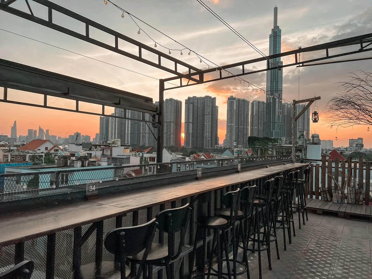 Cực chill với quán cà phê ‘trên trời’ ngắm view sống động tại Sài Gòn