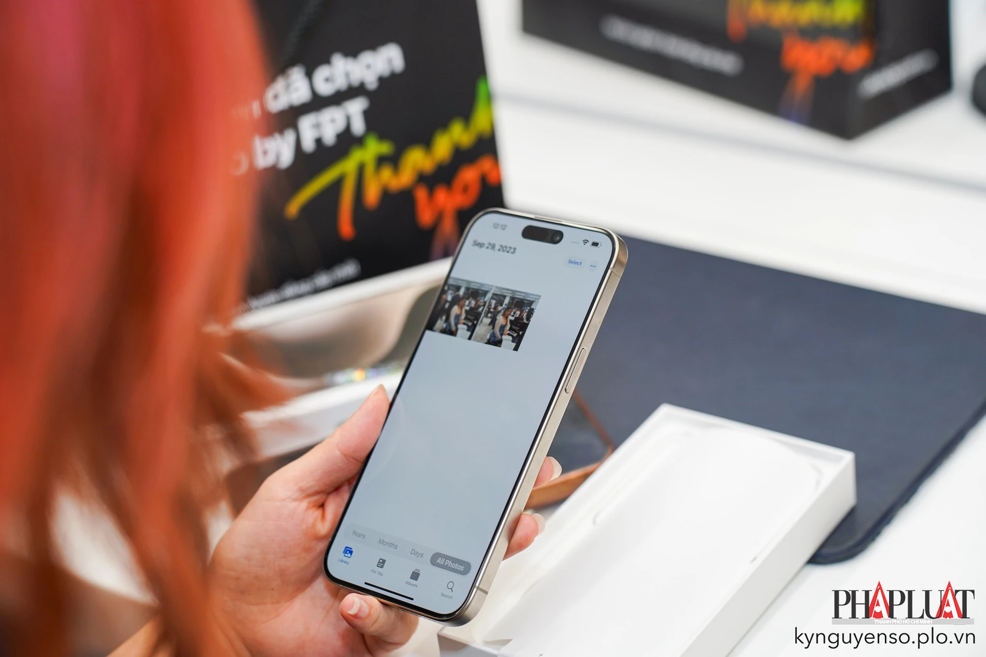 Khách hàng thích thú trải nghiệm iPhone 15 Pro Max. Ảnh: TIỂU MINH Khách hàng thích thú trải nghiệm iPhone 15 Pro Max. Ảnh: TIỂU MINH