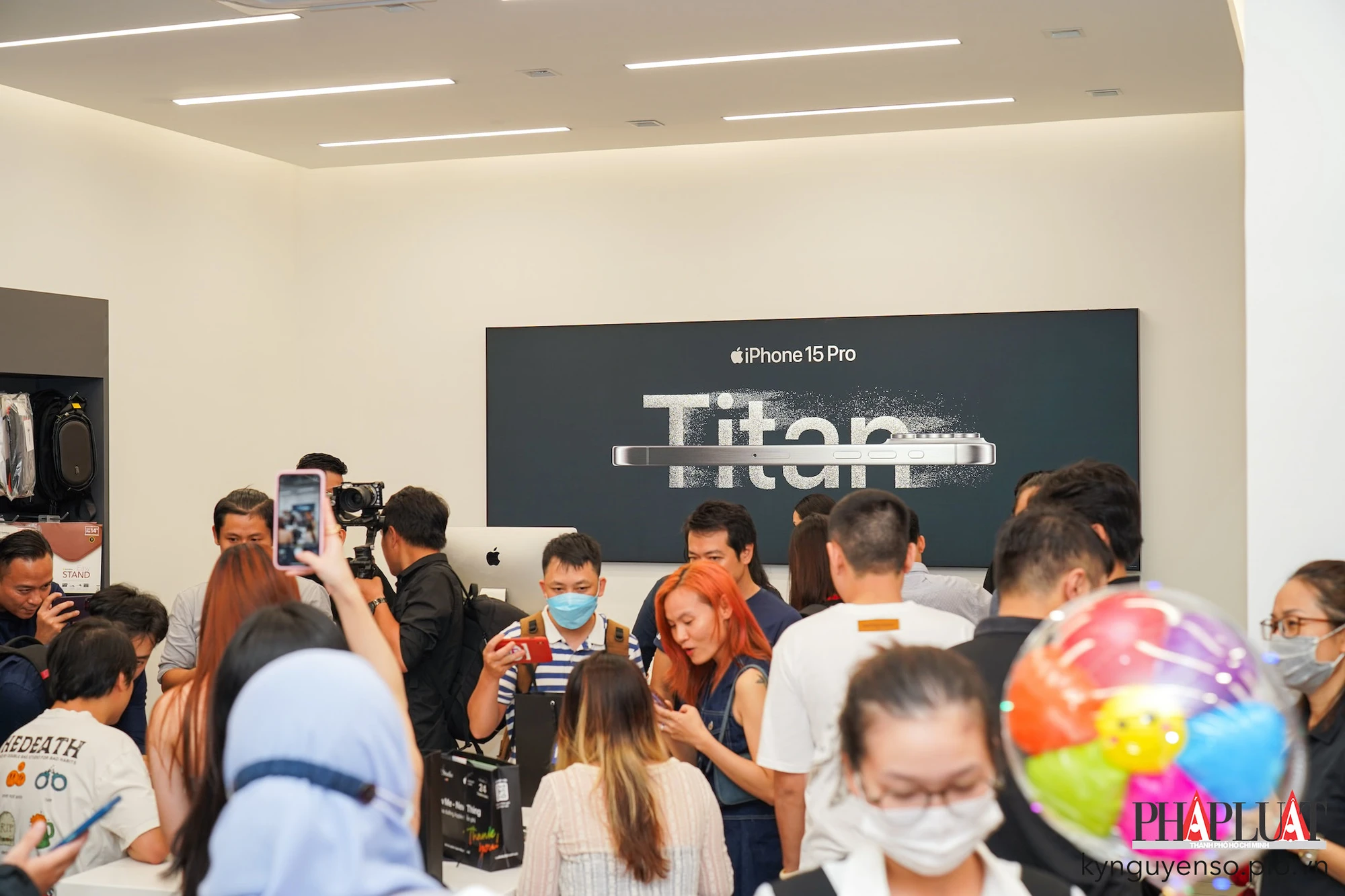 iPhone 15 series thu hút đông đảo người quan tâm. Ảnh: TIỂU MINH iPhone 15 series thu hút lượng người quan tâm cao. Ảnh: TIỂU MINH