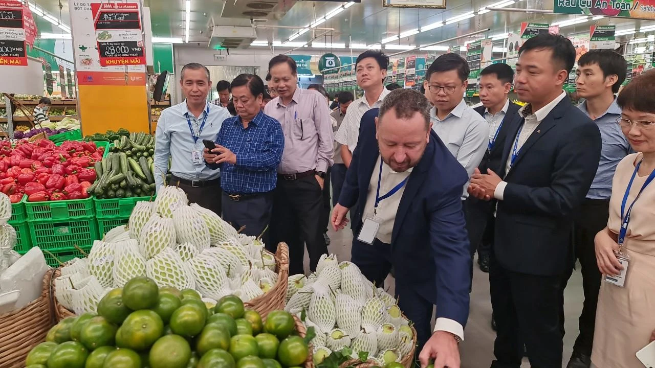 Bộ trưởng Bộ NN&PTNT Lê Minh Hoan khảo sát chợ có quy mô lớn nhất TP.HCM