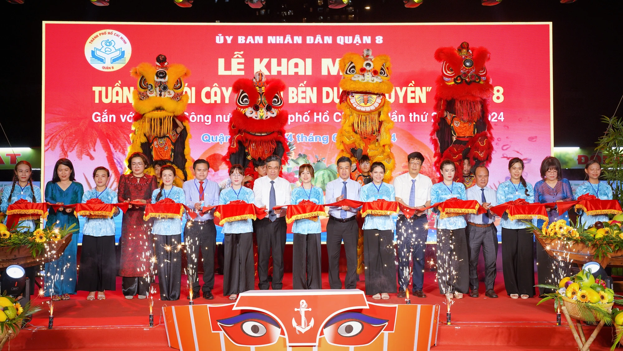Lãnh đạo TP.HCM, quận 8, khách mời cắt băng khai mạc Tuần lễ trái cây "Trên bến dưới thuyền". Tuần lễ trái cây