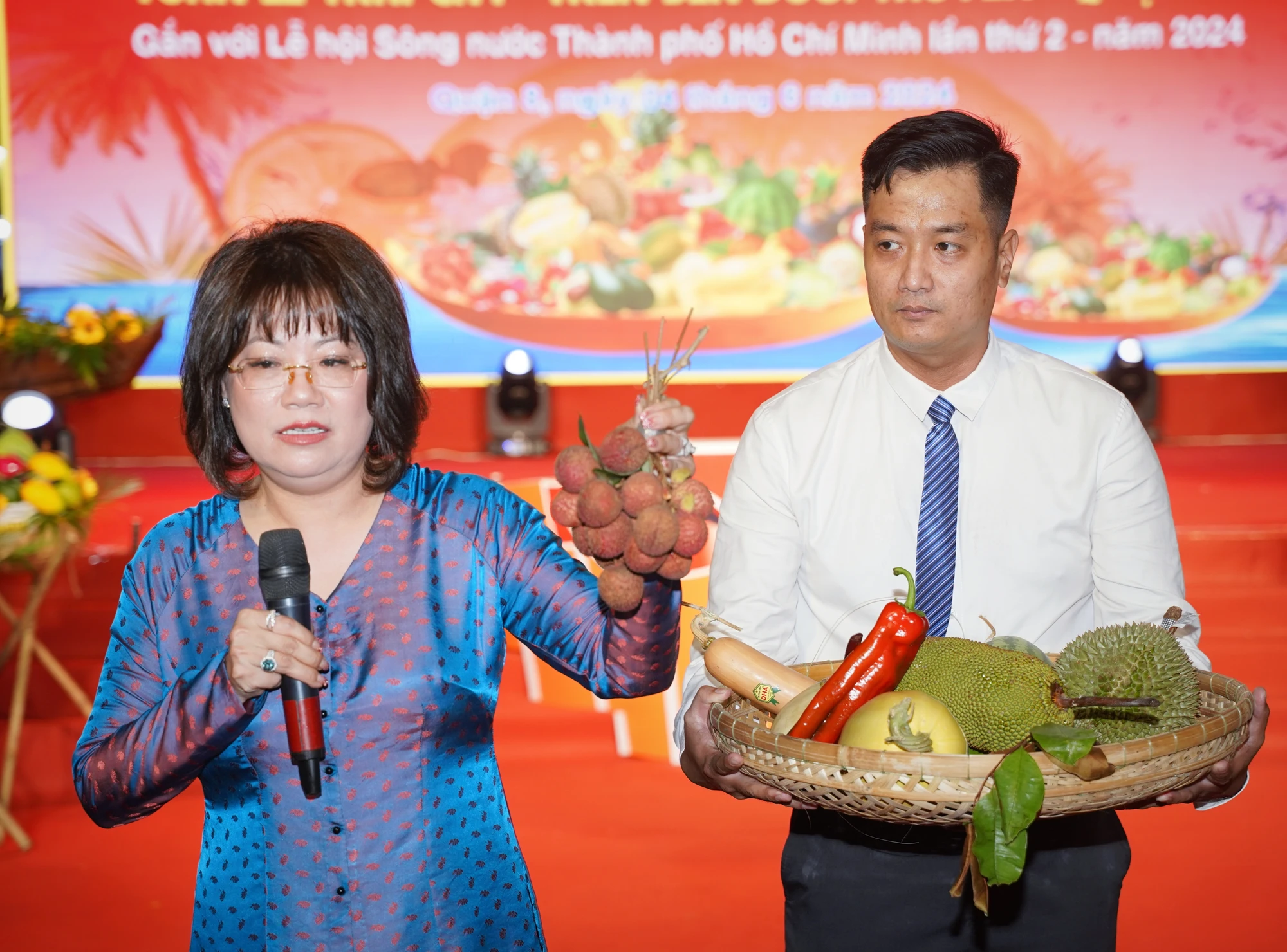 Bà Nguyễn Thị Thu Hoa, Phó Chủ tịch UBND quận 8 giới thiệu một số loại trái cây đặc biệt có tại Tuần lễ trái cây. Tuan-le-trai-cay (12).jpg