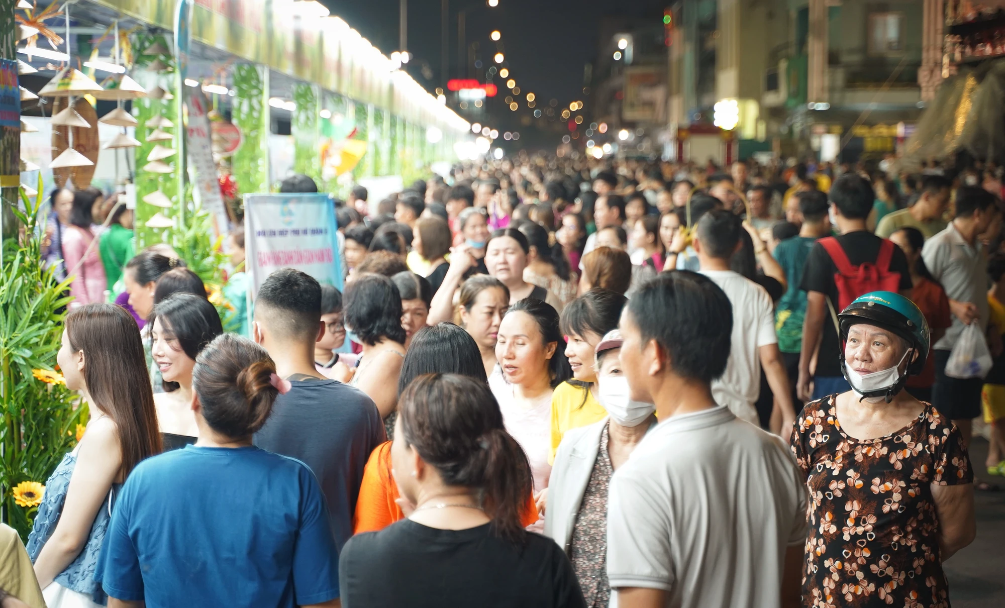 Sau lễ khai mạc, hàng trăm người dân, du khách đổ về bến Bình Đông để tham quan, trải nghiệm Tuần lễ trái cây "Trên bến dưới thuyền". Tuan-le-trai-cay (13).jpg