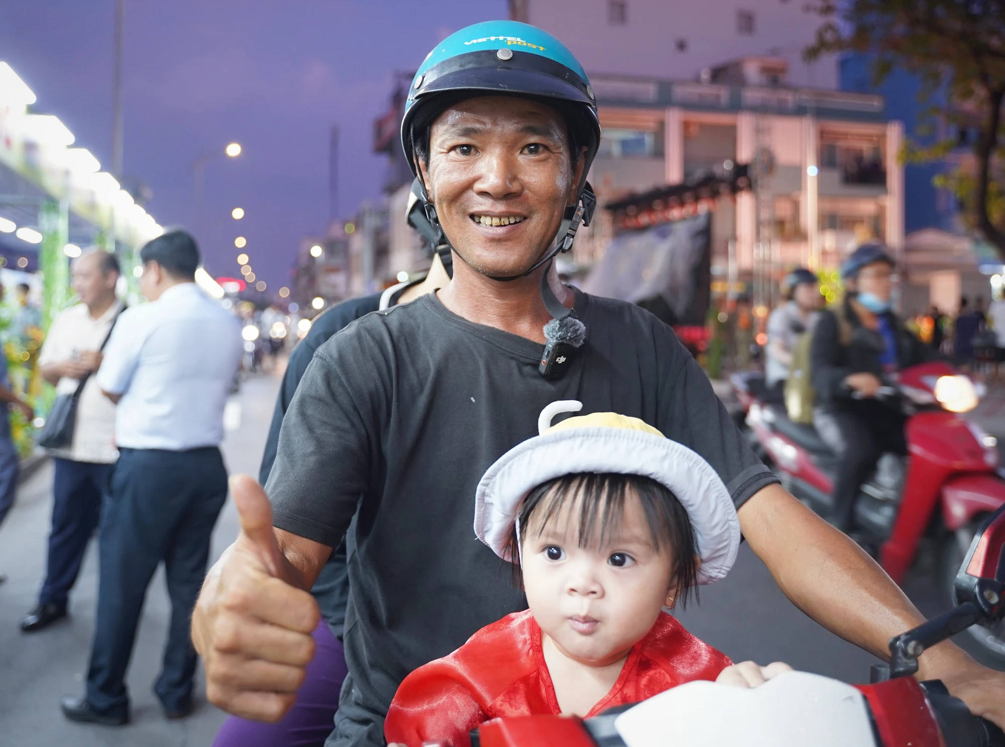 Anh Tiến (ngụ quận 8, TP.HCM) chia sẻ: "Sau giờ làm, tôi đưa vợ và con tham quan Tuần lễ trái cây để xem có gì. Tôi thấy có nhiều loại trái cây, bánh... trưng bày rất đẹp mắt. Tôi và vợ đang tìm mua một ít về nhà dùng thử". Tuan-le-trai-cay (14).jpg