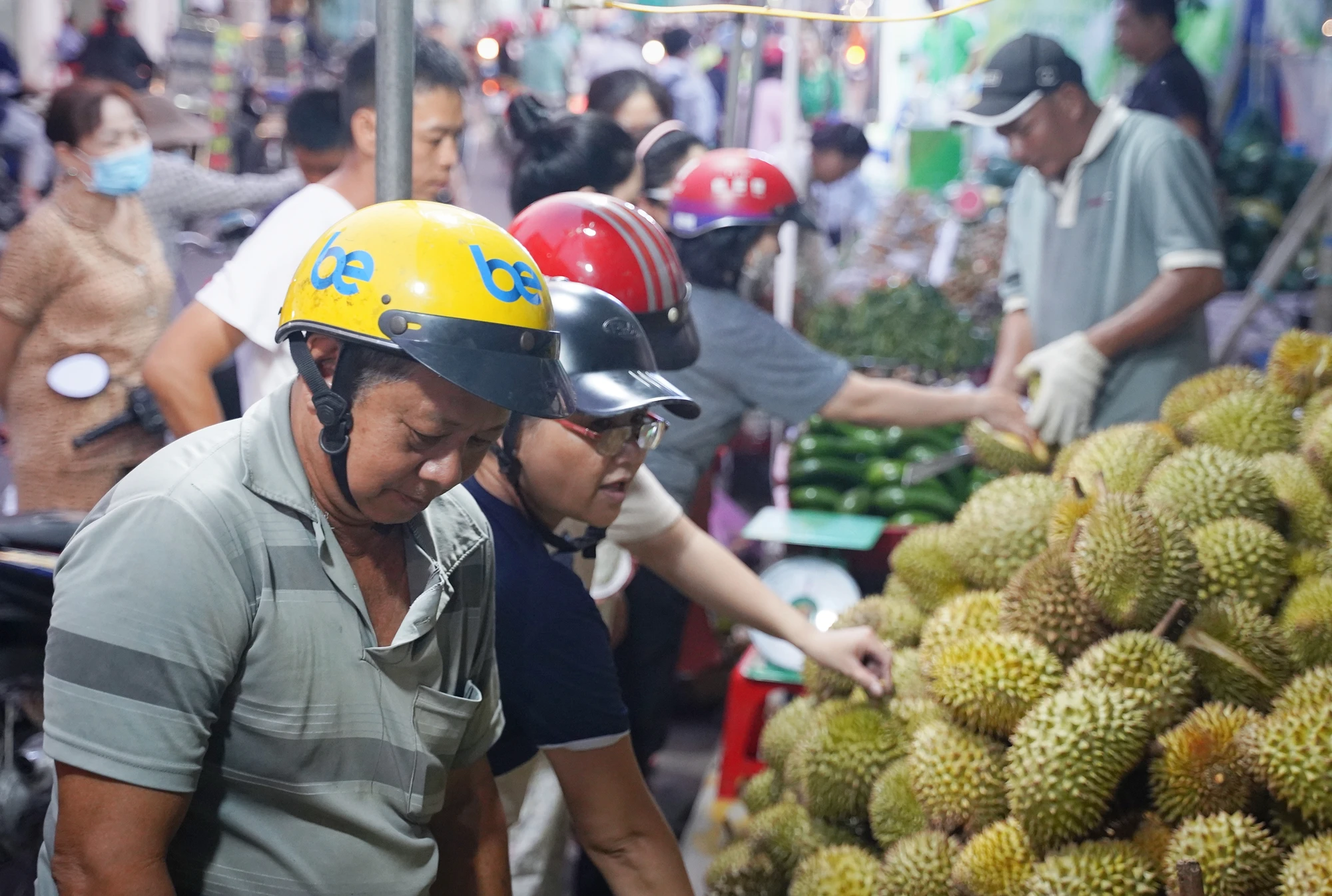 Phù hợp với tiêu chí thuận mua vừa bán, cả nhà vườn, thương lái và người tiêu dùng đều vui vẻ khi mua bán trái cây tại sự kiện. Tuan-le-trai-cay (15).jpg