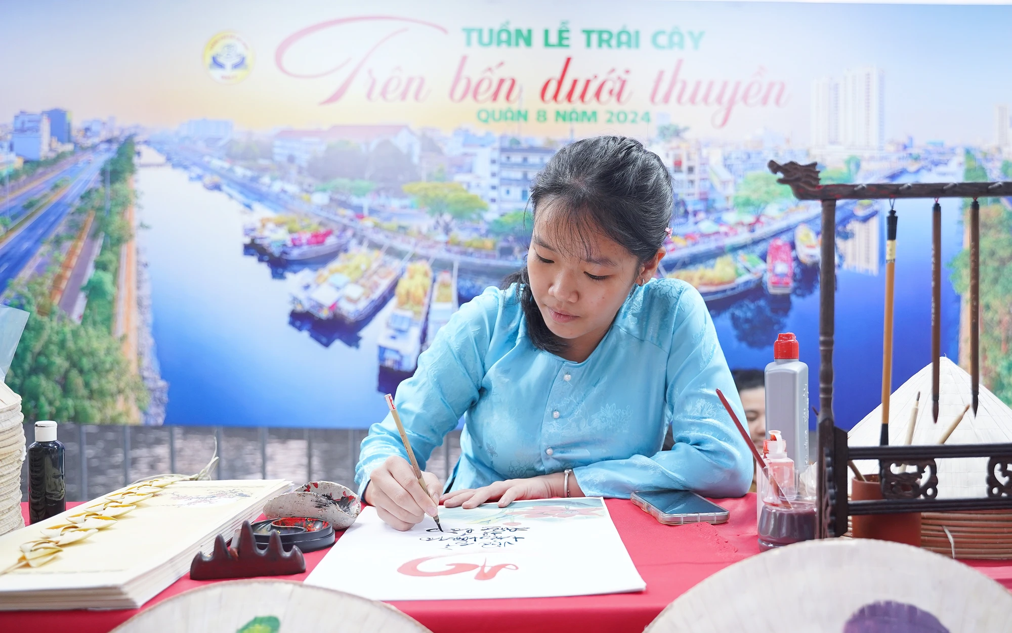 Ban tổ chức bố trí một số gian hàng viết thư pháp, nặn tò he phục vụ nhu cầu của du khách. Tuan-le-trai-cay (20).jpg