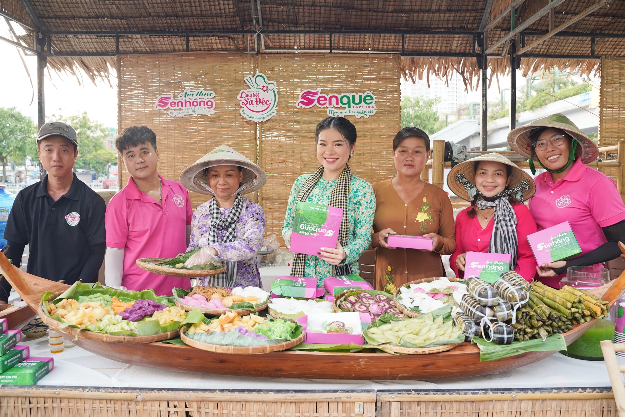 Một số loại bánh dân gian đặc trưng như bánh bò, bánh tét, bánh ú... được các tiểu thương từ tỉnh Đồng Tháp mang đến TP.HCM phục vụ du khách. Tuan-le-trai-cay (3).jpg