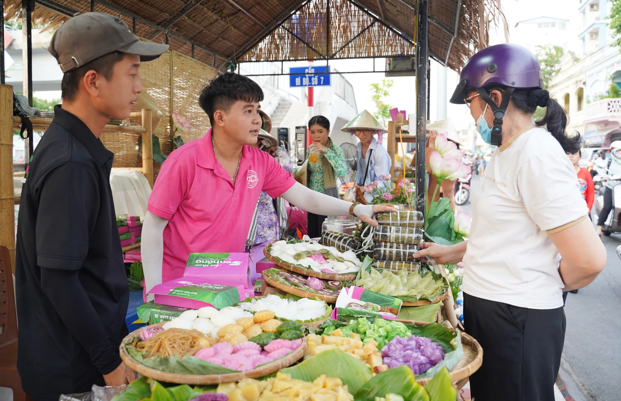 Tuần lễ trái cây "Trên bến dưới thuyền" là dịp để người dân TP, du khách tham quan, trải nghiệm nhiều loại bánh dân gian đặc sản của các tỉnh miền Tây. Tuan-le-trai-cay (4).jpg