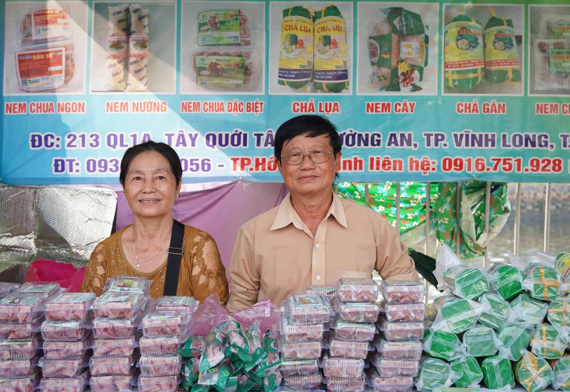 Ông Lê Hùng Dũng (ngụ quận Bình Tân, TP.HCM), đại diện thương hiệu Lò Nem Sáu Xệ (Vĩnh Long) bày tỏ mong muốn những sản phẩm đạt chuẩn chất lượng, đảm bảo vệ sinh an toàn thực phẩm sẽ đến với người dân, du khách tại Tuần lễ trái cây "Trên bến dưới thuyền" năm nay. Tuan-le-trai-cay (8).jpg