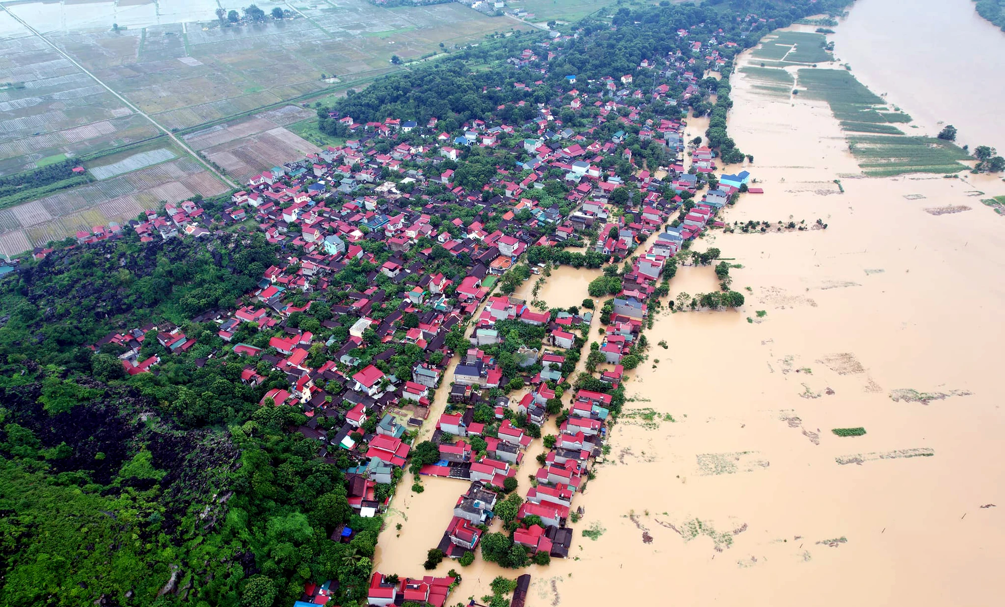 Sơ tán khẩn cấp hơn 11 ngàn dân do mưa lũ, sạt lở đất trên diện rộng2.jpg