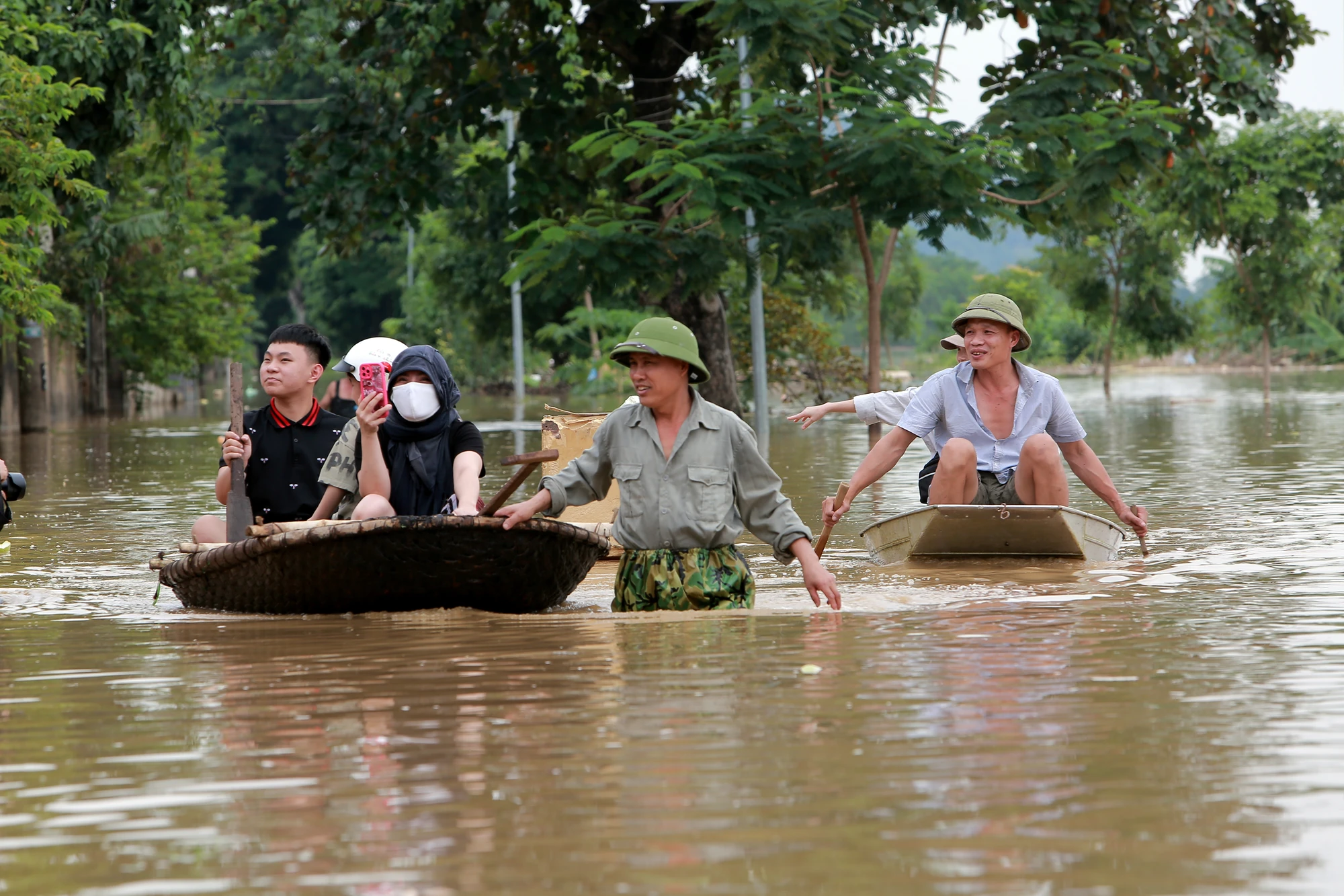 Trắng đêm canh chạy lũ ở Thanh Hóa - 10.JPG