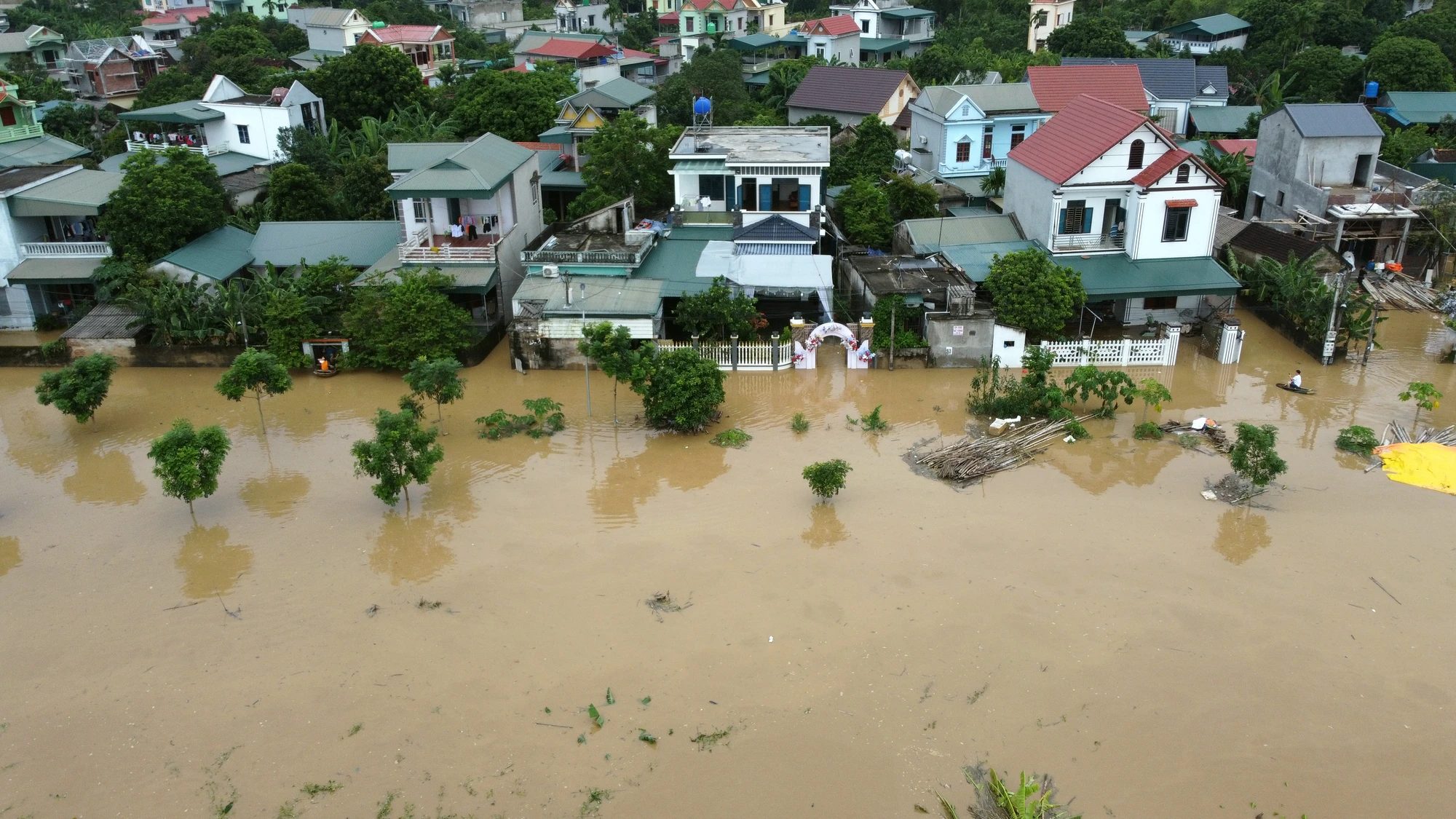 Trắng đêm canh chạy lũ ở Thanh Hóa - 12.JPG