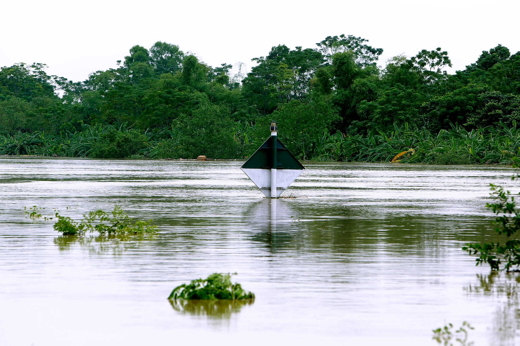 Trắng đêm canh chạy lũ ở Thanh Hóa -.JPG