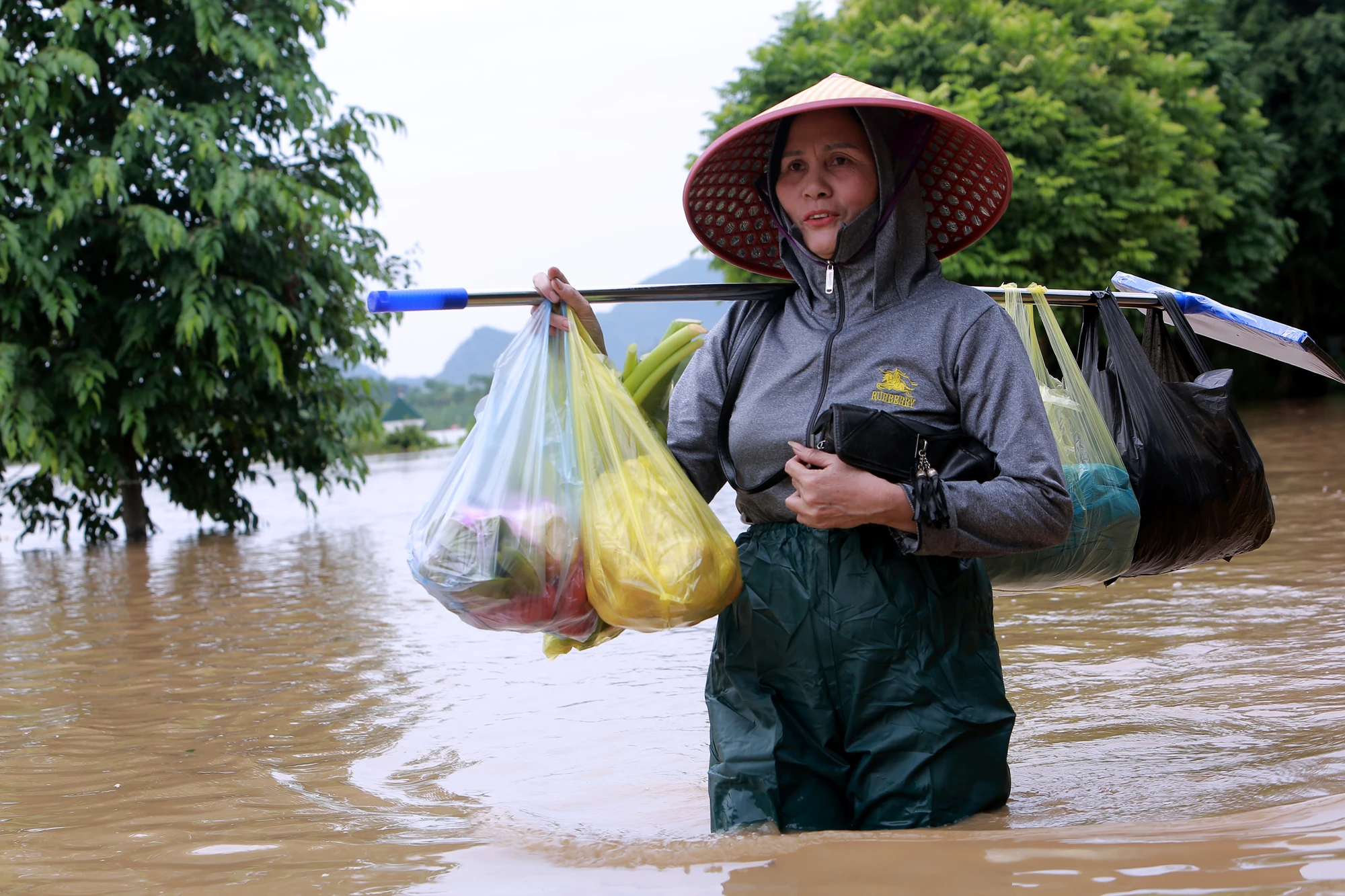 Trắng đêm canh chạy lũ ở Thanh Hóa - 5.JPG