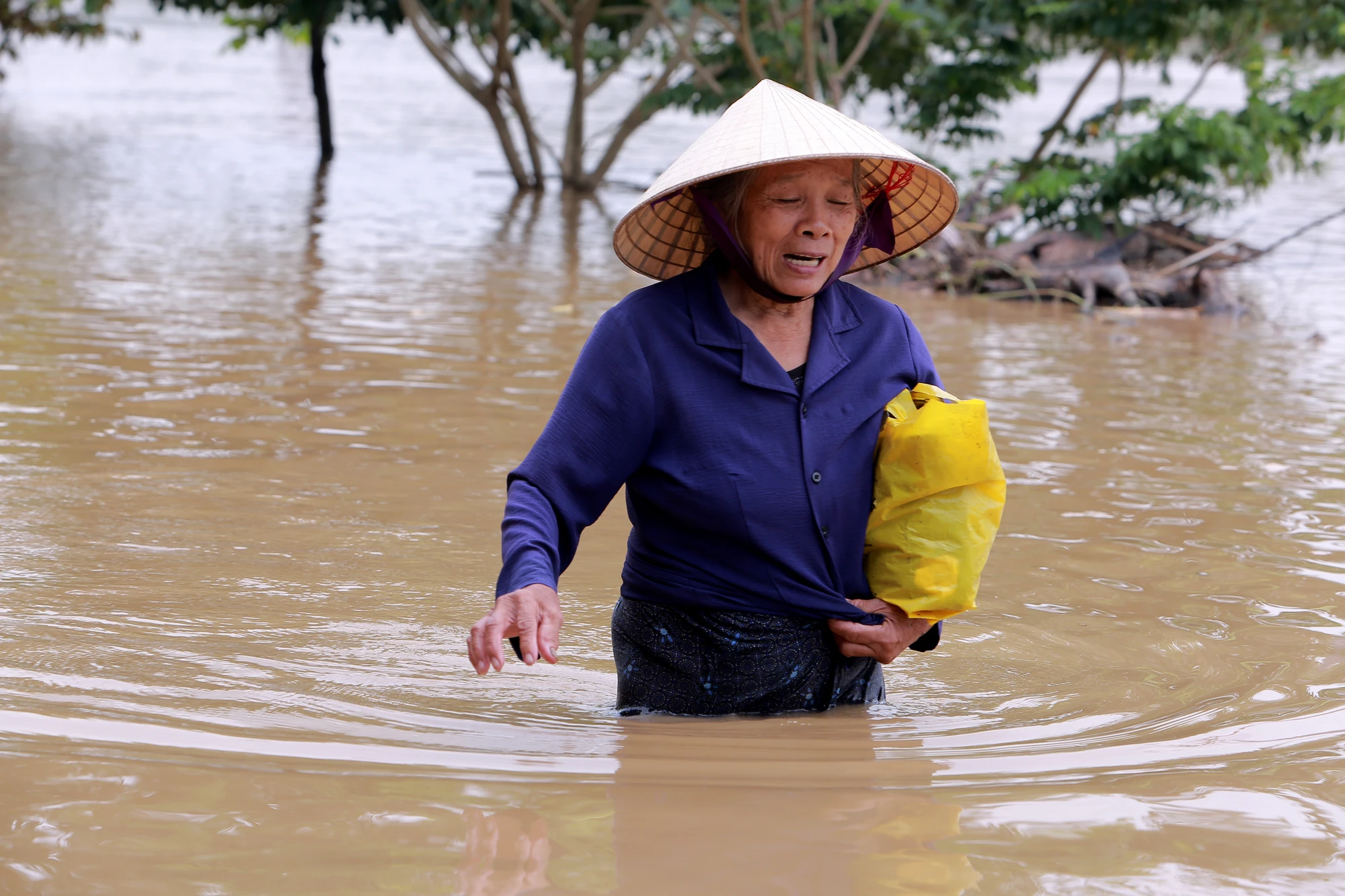 Trắng đêm canh chạy lũ ở Thanh Hóa - 6.JPG