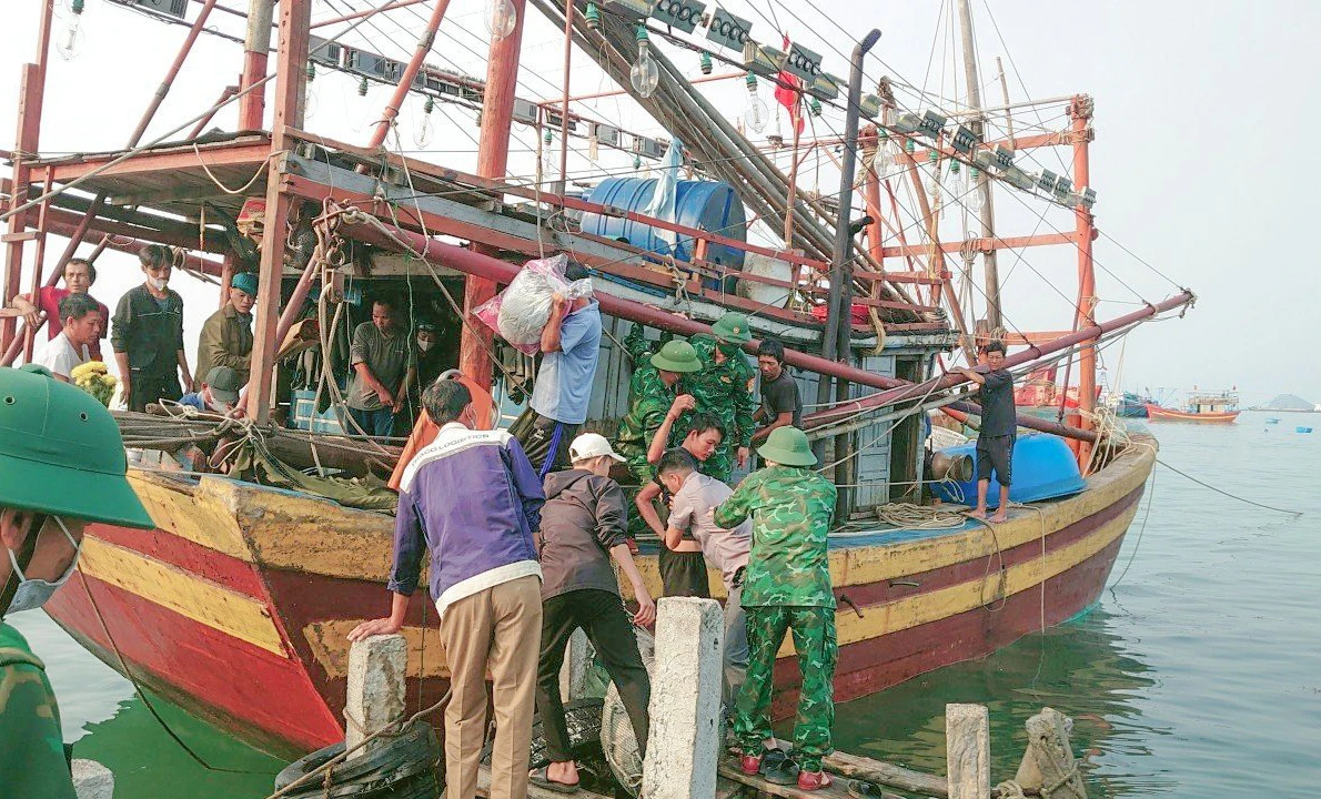 Nghẹn lòng hình ảnh những ngư dân gặp nạn thoát ‘cửa tử thần’ trở về