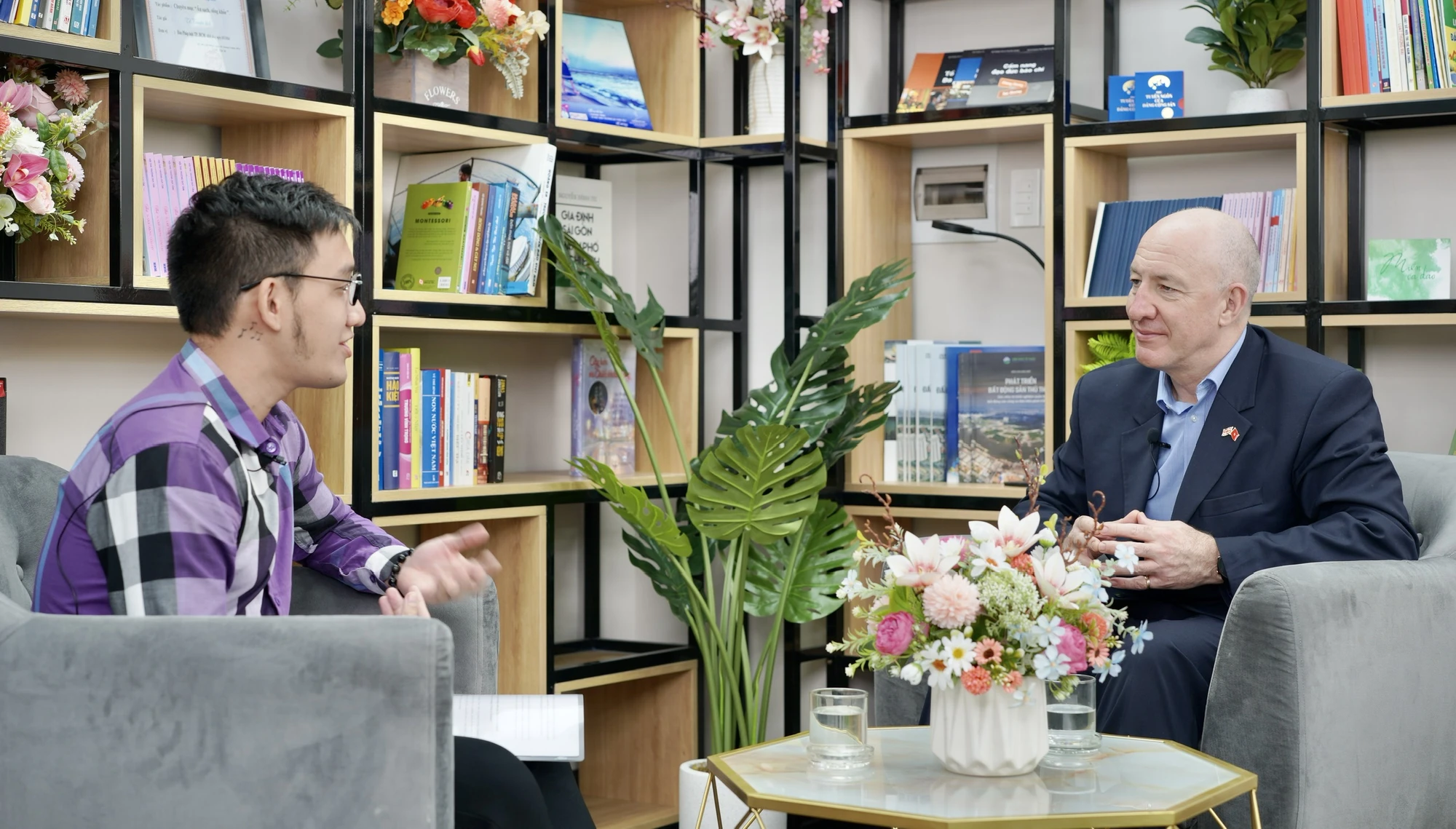 Cựu Đại sứ Anh Mark Kent gợi ý cách Việt Nam thu hút đầu tư nước ngoài
