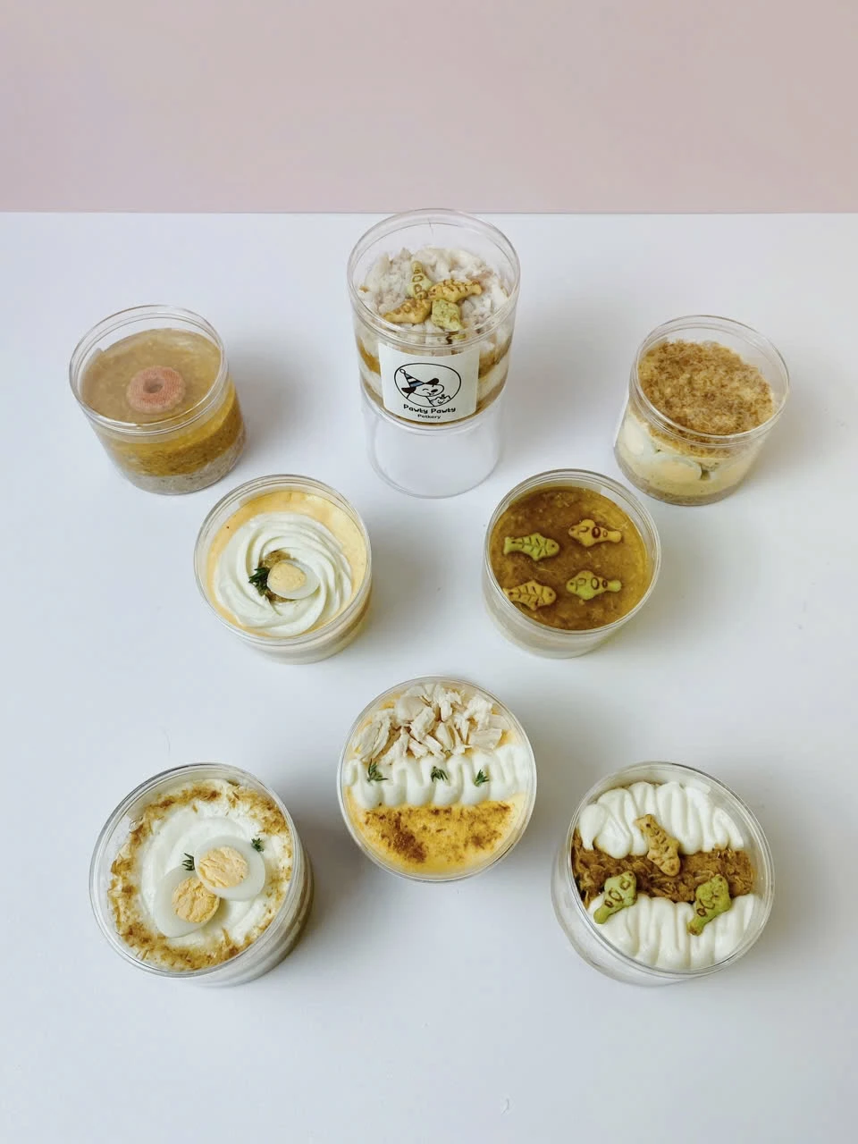 Trong quá trình chế biến, tiệm sẽ không sử dụng đường, muối, gluten, chất bảo quản để đảm bảo an toàn cho các bé chó mèo. Ngoài ra một số sản phẩm không tốt cho chó mèo như quả bơ, quả nho, socola cũng đều không sử dụng. Ảnh 17.jpg