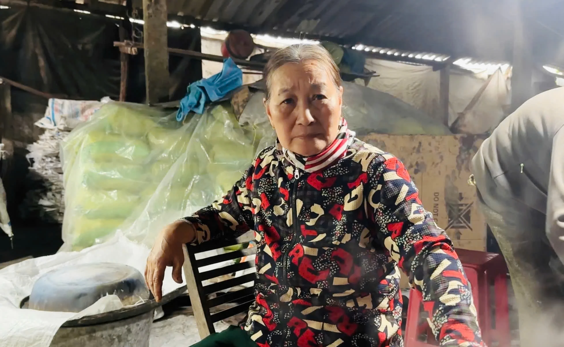 Bà Nguyễn Thị Lắm (70 tuổi, vợ ông Chính) cho hay dùng cách thử đường bằng nước chính xác hơn. Nhỏ giọt nước đường đang sôi vào đĩa nước lạnh, nếu các giọt đường kết dính với nhau là đường đã tới, còn giọt đường tan ra thì phải nấu thêm. 1000004705.jpg