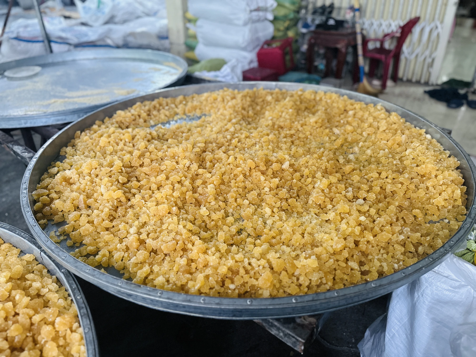 Mẻ đường phèn sau khi đã thành phẩm được bán đi nhiều nơi trên cả nước với thương hiệu đường phèn thủ công Quảng Ngãi. lang-nghe-duong-phen-do-lua-suot-tram-nam-o-quang-ngai-18.JPG
