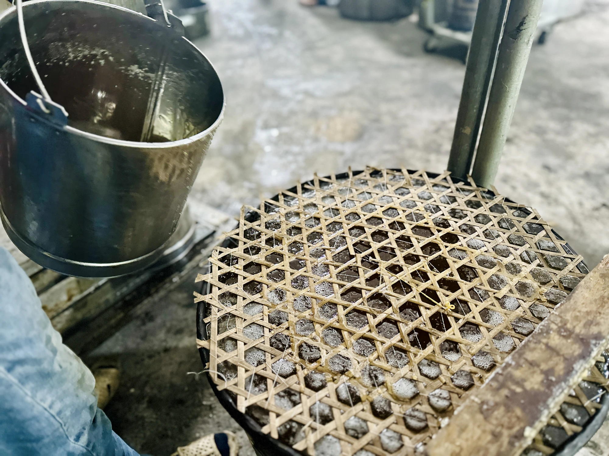 Xưa kia, đường phèn được nấu thủ công từ mật mía (nước ép từ cây mía). Ngày nay, mật mía không còn phổ biến, người dân chuyển sang dùng đường cát làm nguyên liệu sản xuất đường phèn. lang-nghe-duong-phen-do-lua-suot-tram-nam-o-quang-ngai-2.JPG