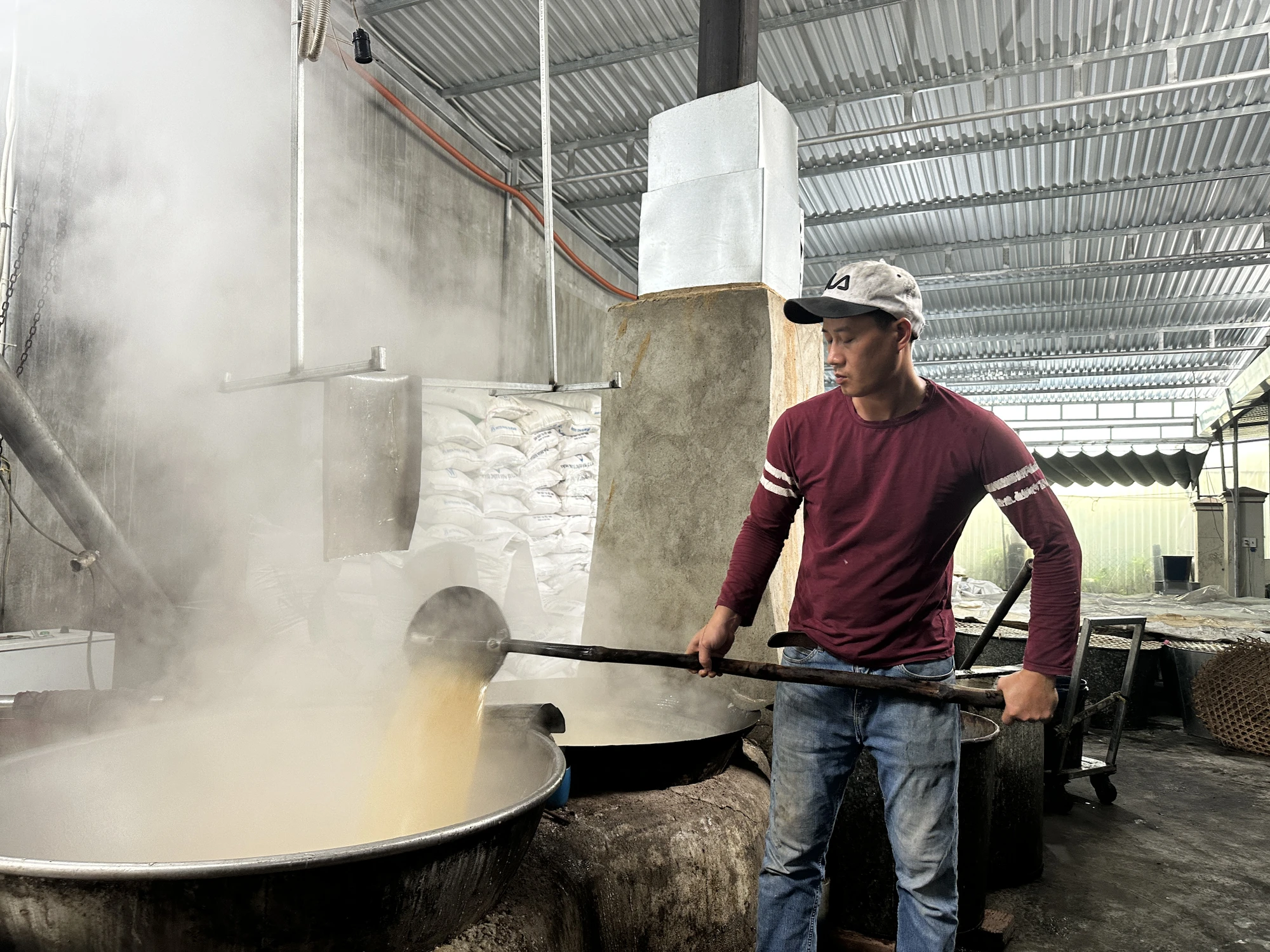 Lò sản xuất đường phèn của gia đình ông Đồng Văn Chính (72 tuổi, trú thôn 2, xã Nghĩa Dõng, TP Quảng Ngãi) đã có tuổi đời trăm năm. Cơ sở này là một nơi làm đường phèn thủ công nổi tiếng ở Quảng Ngãi, hiện đang ngày đêm đỏ lửa làm đường phục vụ thị trường Tết. lang-nghe-duong-phen-do-lua-suot-tram-nam-o-quang-ngai-23.JPG
