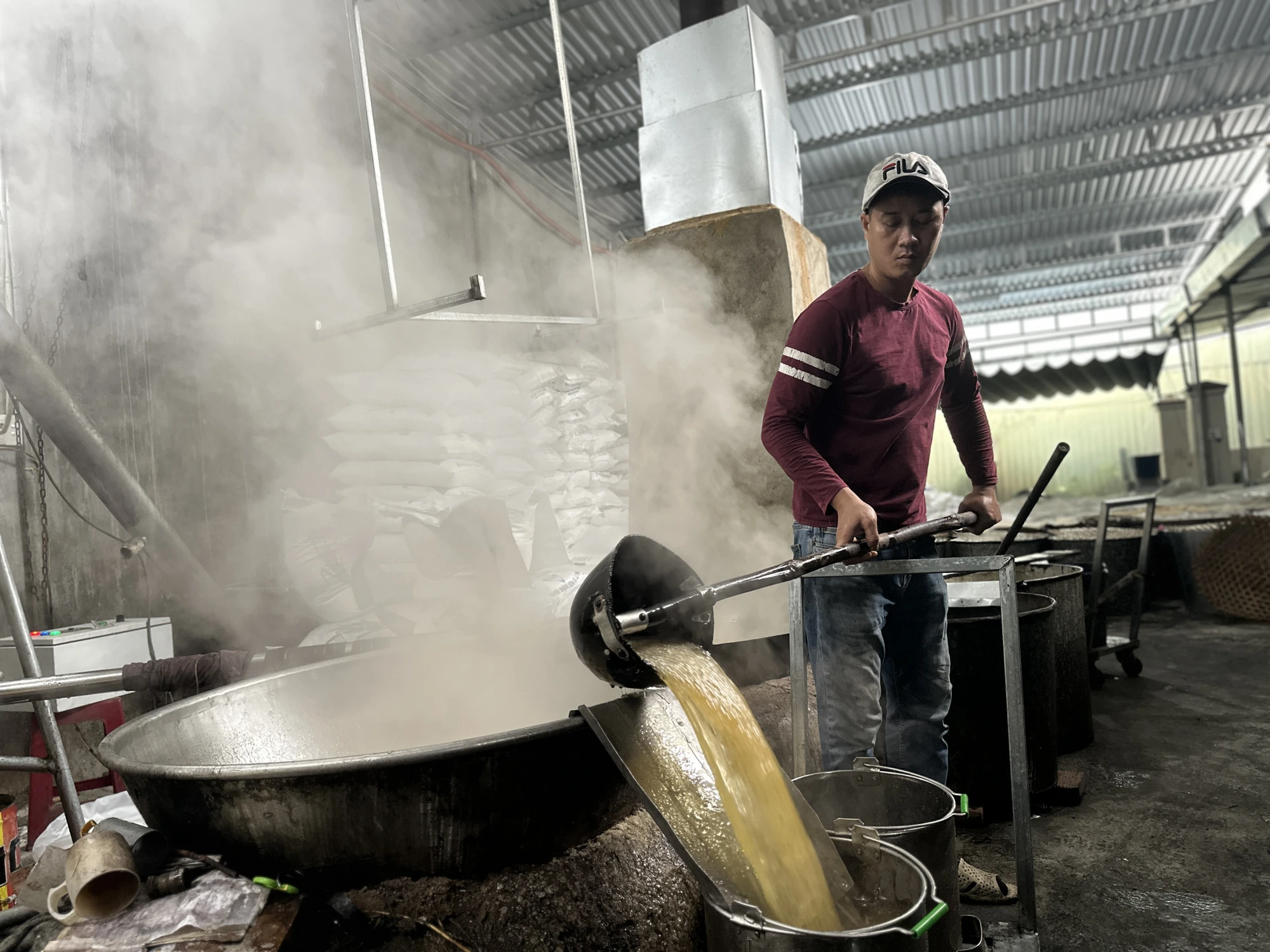 Tại khu vực này, nghề làm đường phèn thủ công đã được "cha truyền con nối” qua nhiều đời, có người còn duy trì lửa nghề từ thời ông cố cho đến ngày nay. lang-nghe-duong-phen-do-lua-suot-tram-nam-o-quang-ngai-24.JPG
