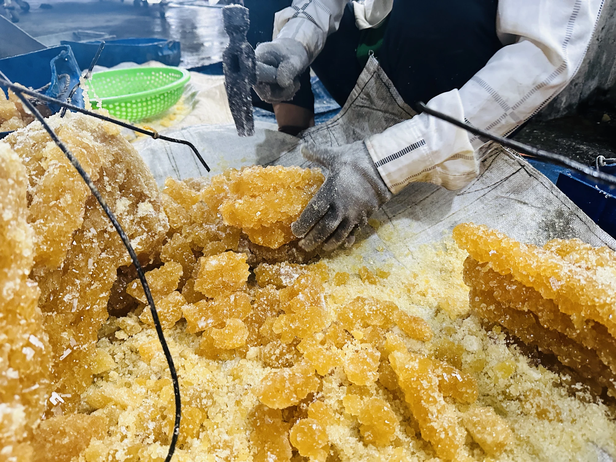 Thời nay, đường phèn có 2 loại, đường vàng và đường trắng. Màu sắc tùy thuộc vào loại đường cát dùng để nấu là đường cát vàng hay đường cát trắng. lang-nghe-duong-phen-do-lua-suot-tram-nam-o-quang-ngai-29.JPG