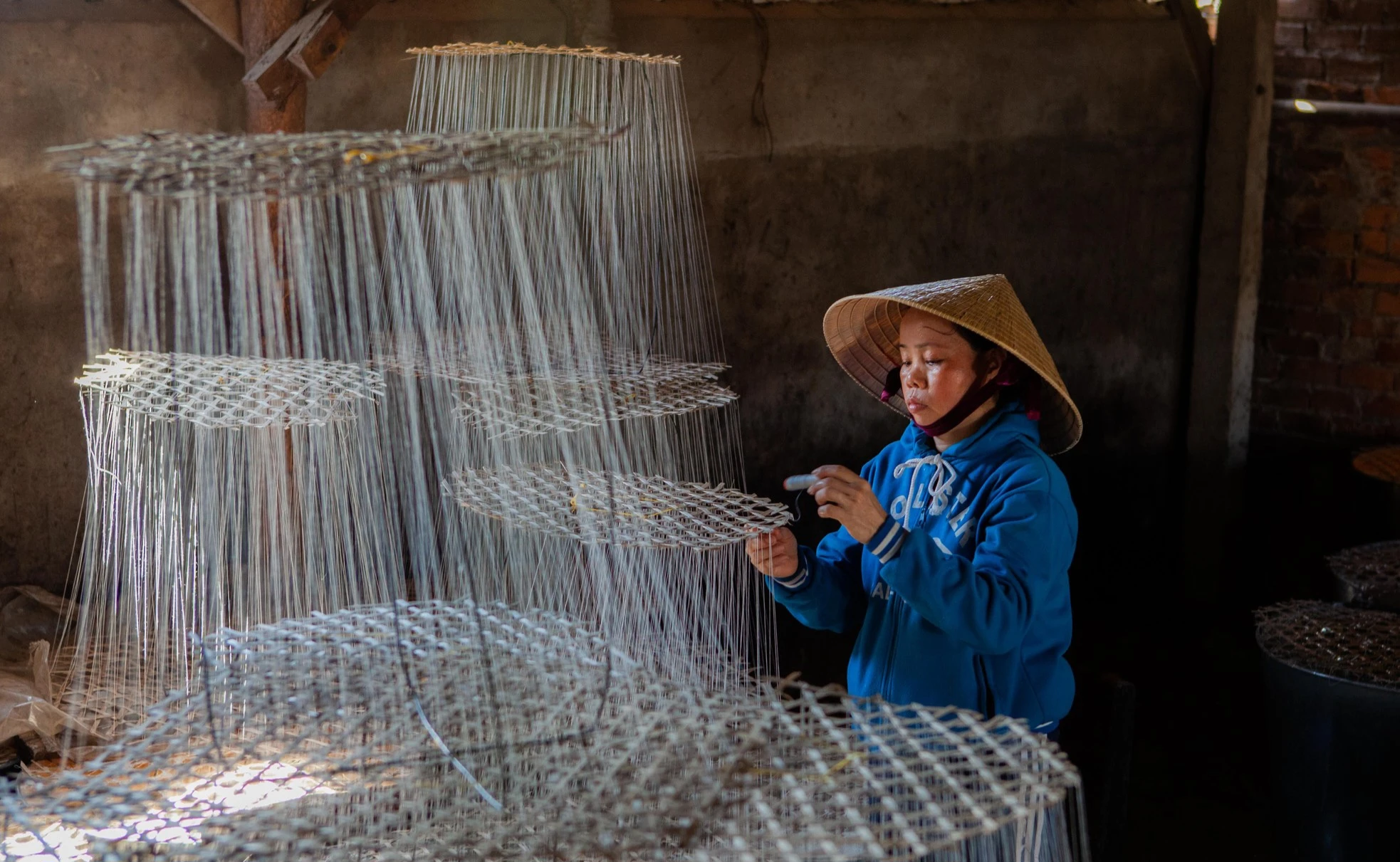 Trong hình là công đoạn luồng chỉ tạo khuôn cho đường kết tinh dọc theo đường chỉ. Từ sau khoảng 8 - 12 ngày, các tinh thể đường kết tinh dọc theo các sợi chỉ đã được luồng sẵn tạo nên những hình thù đẹp như thạch anh. lang-nghe-duong-phen-do-lua-suot-tram-nam-o-quang-ngai-33.jpg