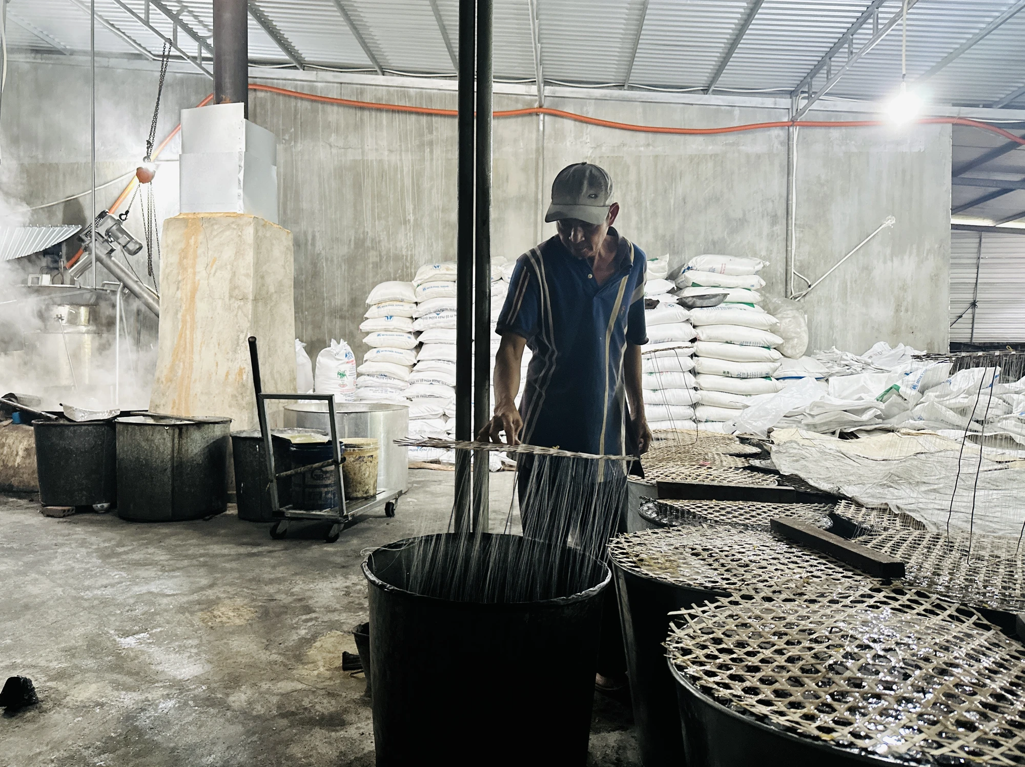 Chỉ sau khi luồng sẽ được cho vào khuôn, sau đó người thợ sẽ đổ nước đường đã nấu vào. Sau thời điểm này, khoảng 8 ngày sau, sẽ có thể thu hoạch mẻ đường. lang-nghe-duong-phen-do-lua-suot-tram-nam-o-quang-ngai-4.JPG