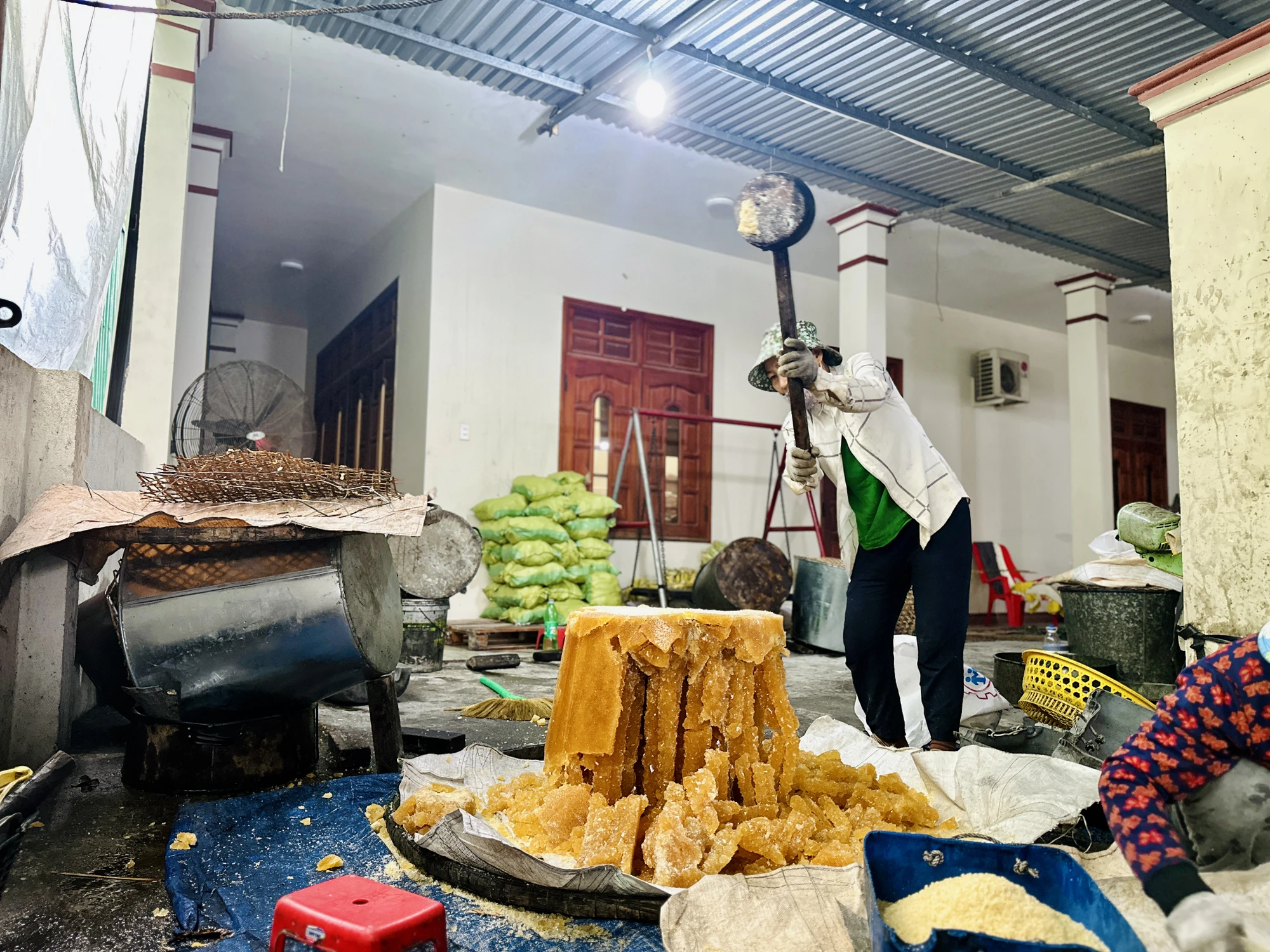Làng nghề đường phèn thủ công ở xứ Ba La - Vạn Tượng (nay là xã Nghĩa Dõng, TP Quảng Ngãi) đã gắn bó với nghiệp làm đường phèn hơn trăm năm qua. Đường phèn tại đây nức tiếng gần xa bởi chất lượng và hương vị. Làng nghề đường phèn đỏ lửa suốt trăm năm ở Quảng Ngãi