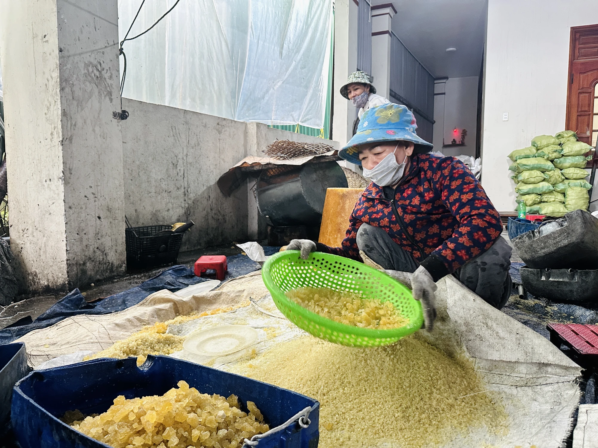 Theo những gia đình làm nghề đường phèn ở Ba La, đây là nghề cha truyền con nối và đã có từ lâu đời. Hiện nay số người theo nghề làm đường phèn truyền thống còn rất ít, nhưng những giá trị, tinh túy nhất của nó vẫn tồn tại. lang-nghe-duong-phen-do-lua-suot-tram-nam-o-quang-ngai-8.JPG
