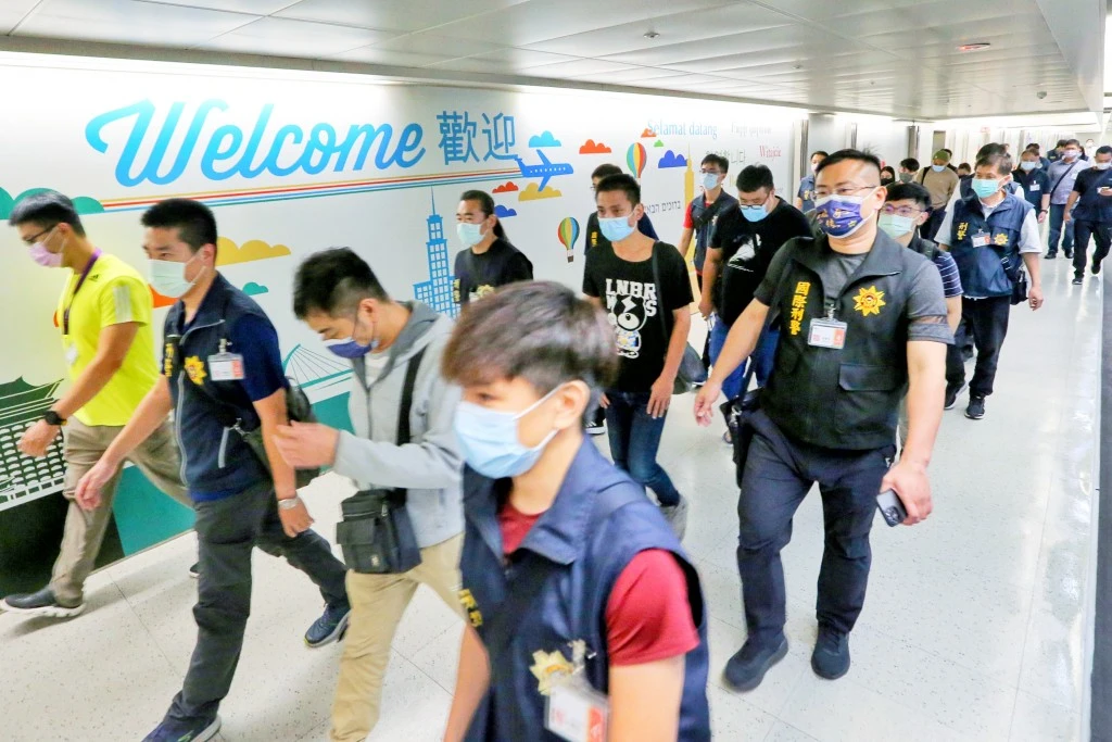 Các nạn nhân người Đài Loan bị bán sang Campuchia trở về Đài Loan ngày 14-8-2022. Ảnh: CNA