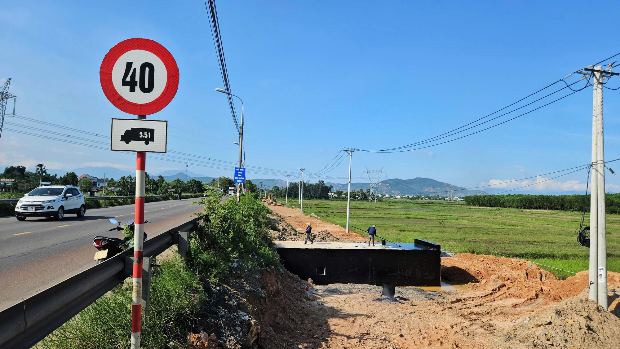 Tuy nhiên, công tác giải phóng mặt bằng dự án Quốc lộ 14B có nhiều khó khăn, phức tạp. Hội đồng giải phóng mặt bằng vừa làm, vừa rà soát những khó khăn, kiến nghị chính đáng, phù hợp. Đồng thời tổng hợp báo cáo đề xuất UBND TP thống nhất chủ trương thông qua phương án bồi thường, tái định cư đảm bảo quyền lợi cho nhân dân. Ảnh: TẤN VIỆT quoc-li-14b-da-nang-4.jpg