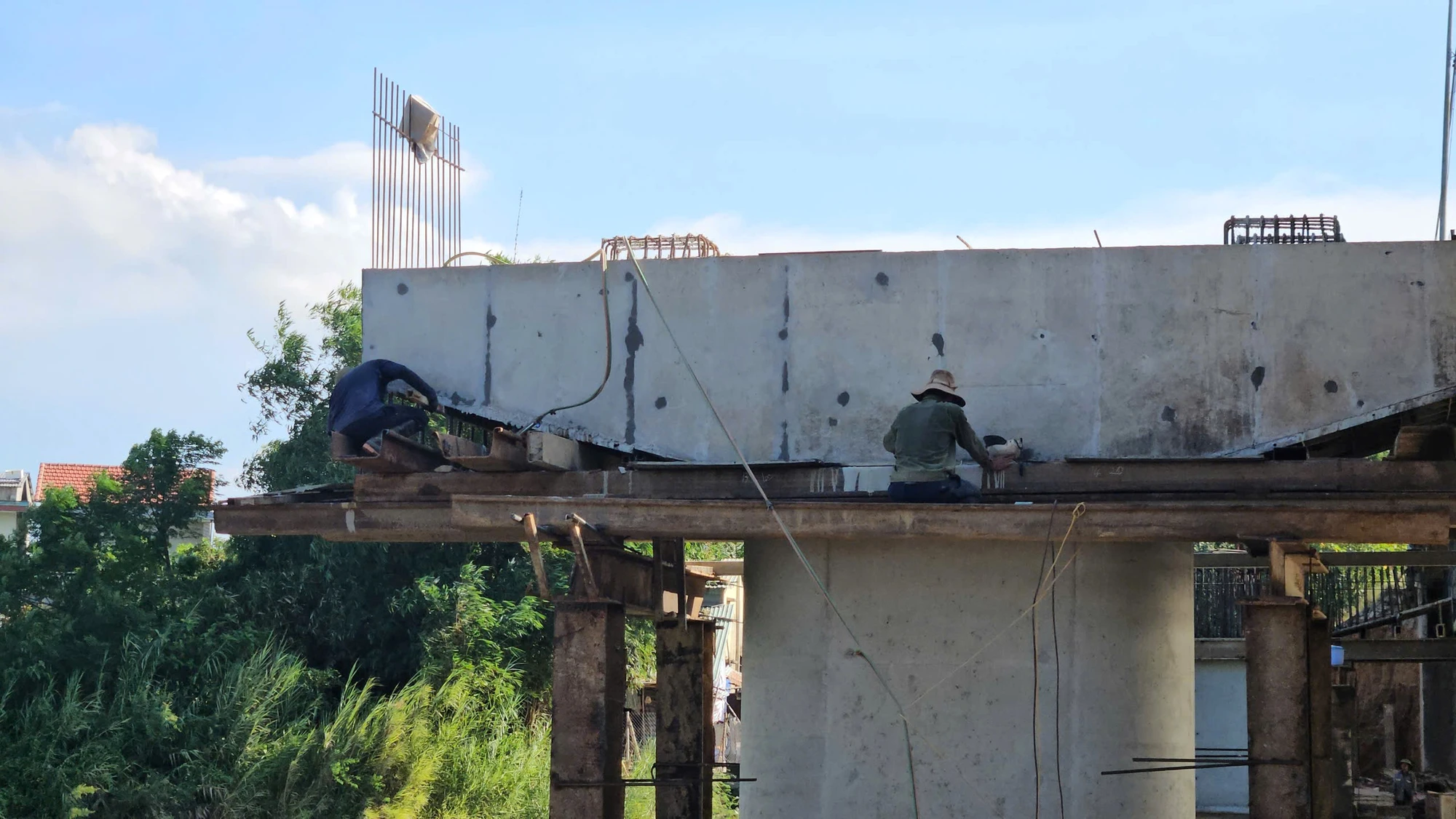 Quốc lộ 14B giúp hình thành nên tuyến trục ngang kết nối các trục giao thông phía Tây và đường Hồ Chí Minh với các trục cao tốc Bắc – Nam và Quốc lộ 1 phía Đông. Dự án còn kết nối với hành lang kinh tế Đông – Tây, thúc đẩy phát triển kinh tế xã hội của các địa phương dọc tuyến đường. Ảnh: TẤN VIỆT quoc-li-14b-da-nang-9.jpg