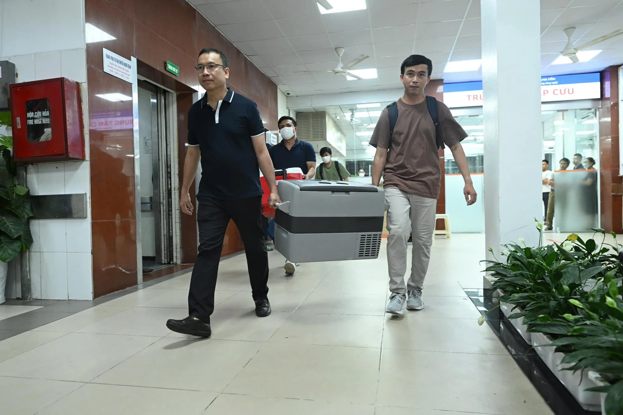 Tại Bệnh viện Đa khoa Xanh Pôn, PGS Nguyễn Hoàng Định, Phó Giám đốc Bệnh viện Đại học Y Dược TP.HCM, trực tiếp đón nhận trái tim hiến của chàng trai Hà Nội. Ảnh: BVCC Phép màu phía sau ca ghép tim