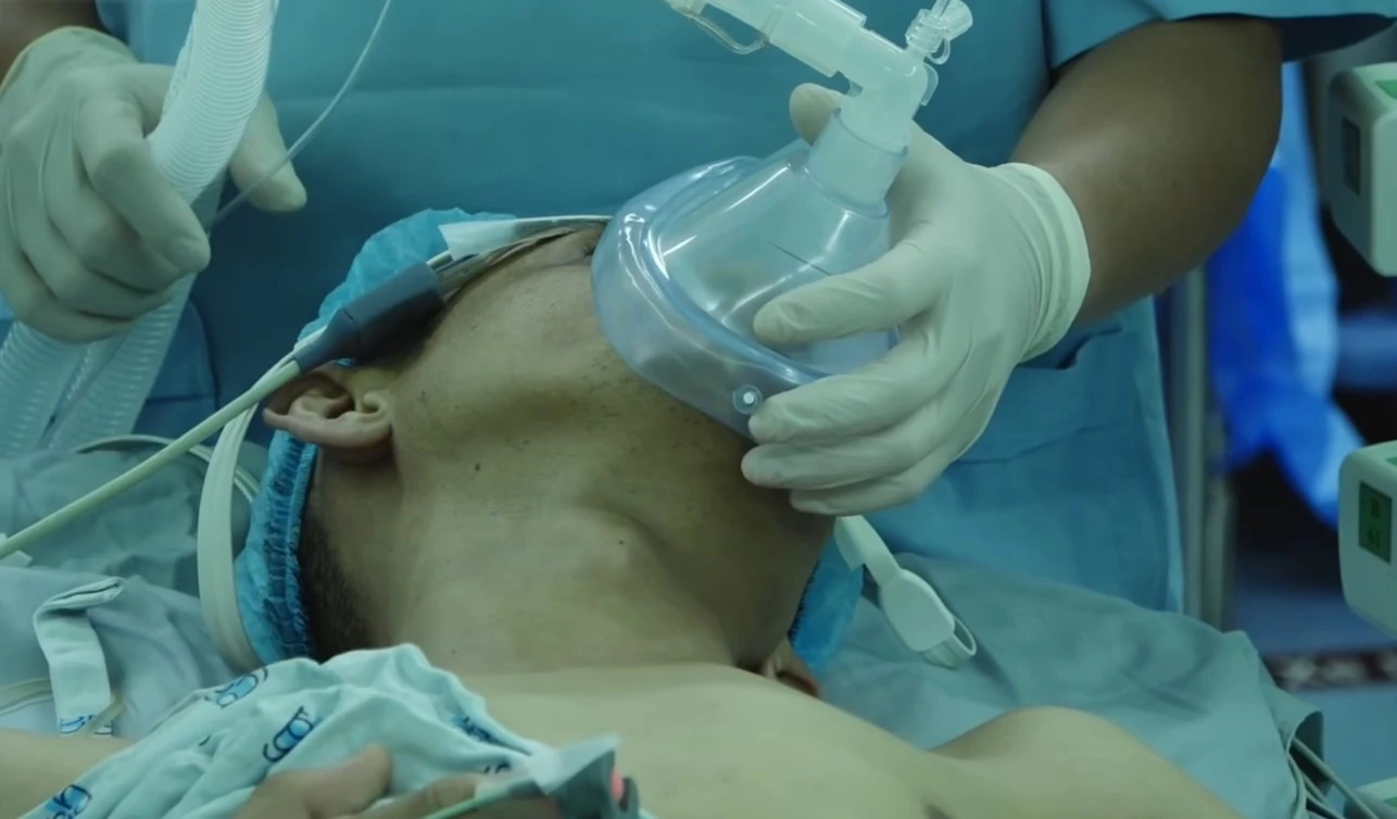 Anh H trước giờ đón nhận món quà vô giá của nam thanh niên Hà Nội. Ảnh: BVCC Phép màu phía sau ca ghép tim