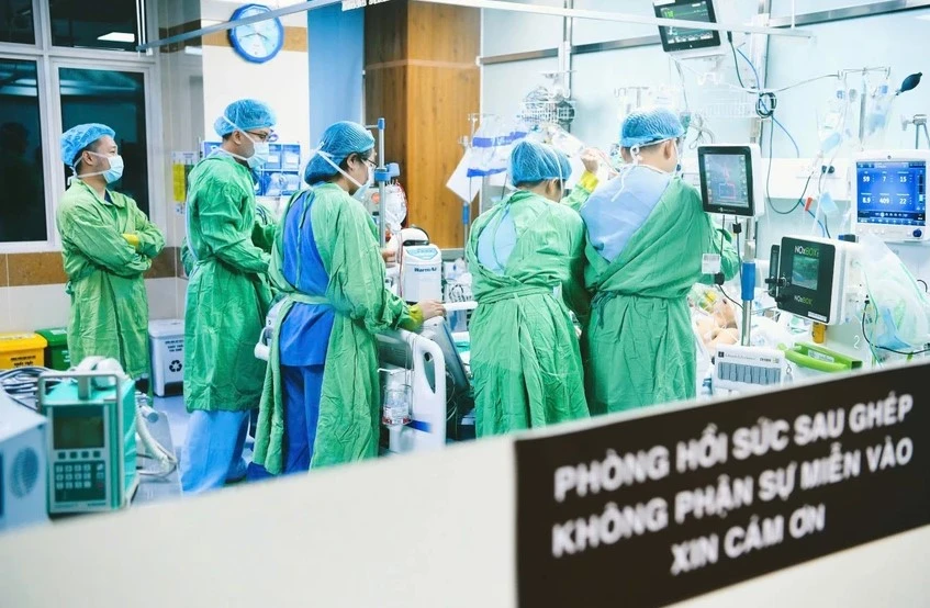 Các y, bác sĩ xuyên đêm thực hiện ca ghép tim tại Bệnh viện Đại học Y Dược TP.HCM. Ảnh: BVCC Phép màu phía sau ca ghép tim