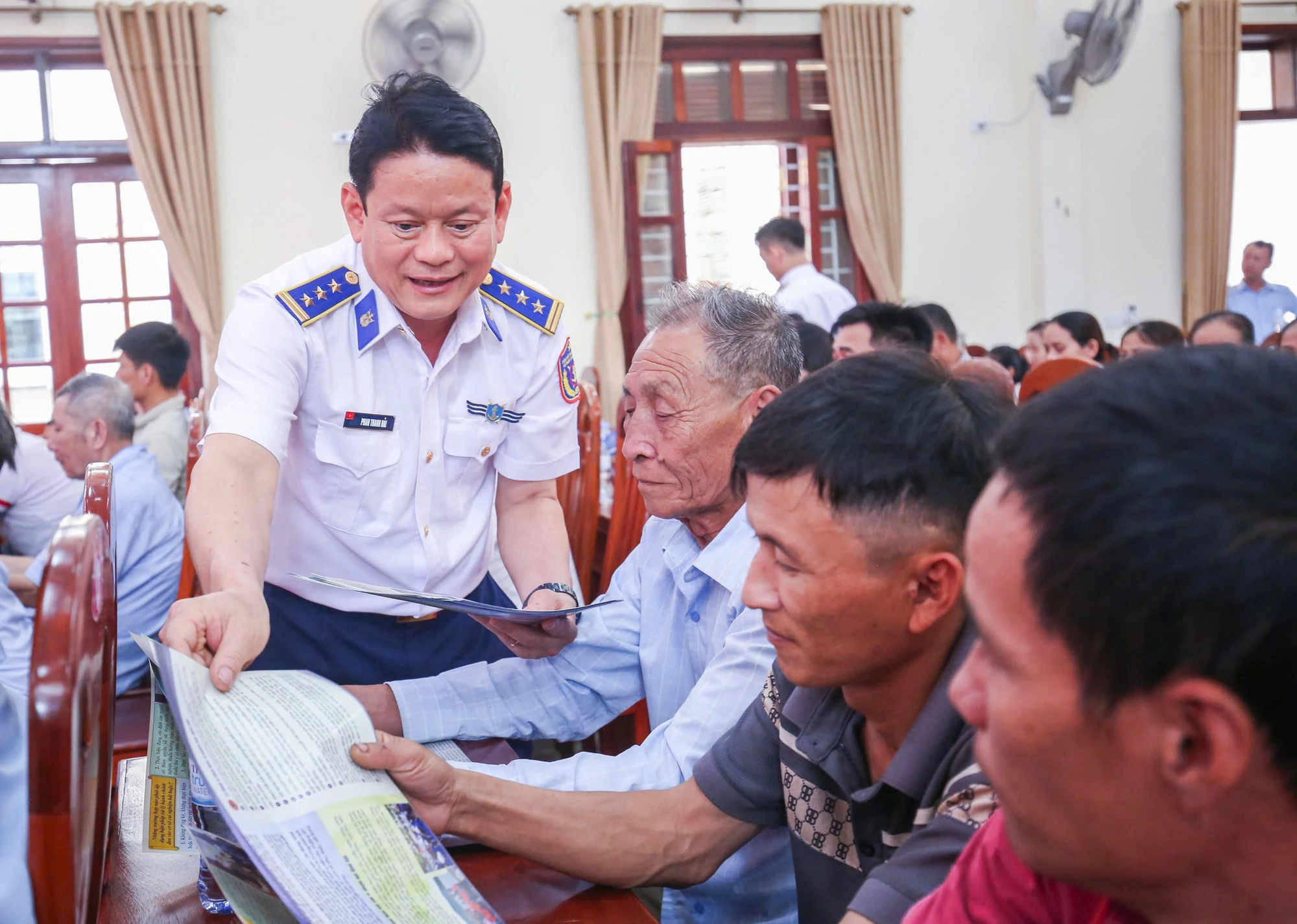 Cảnh sát biển Việt Nam tuyên truyền, phổ biến pháp luật cho ngư dân. Ảnh: PHI HÙNG