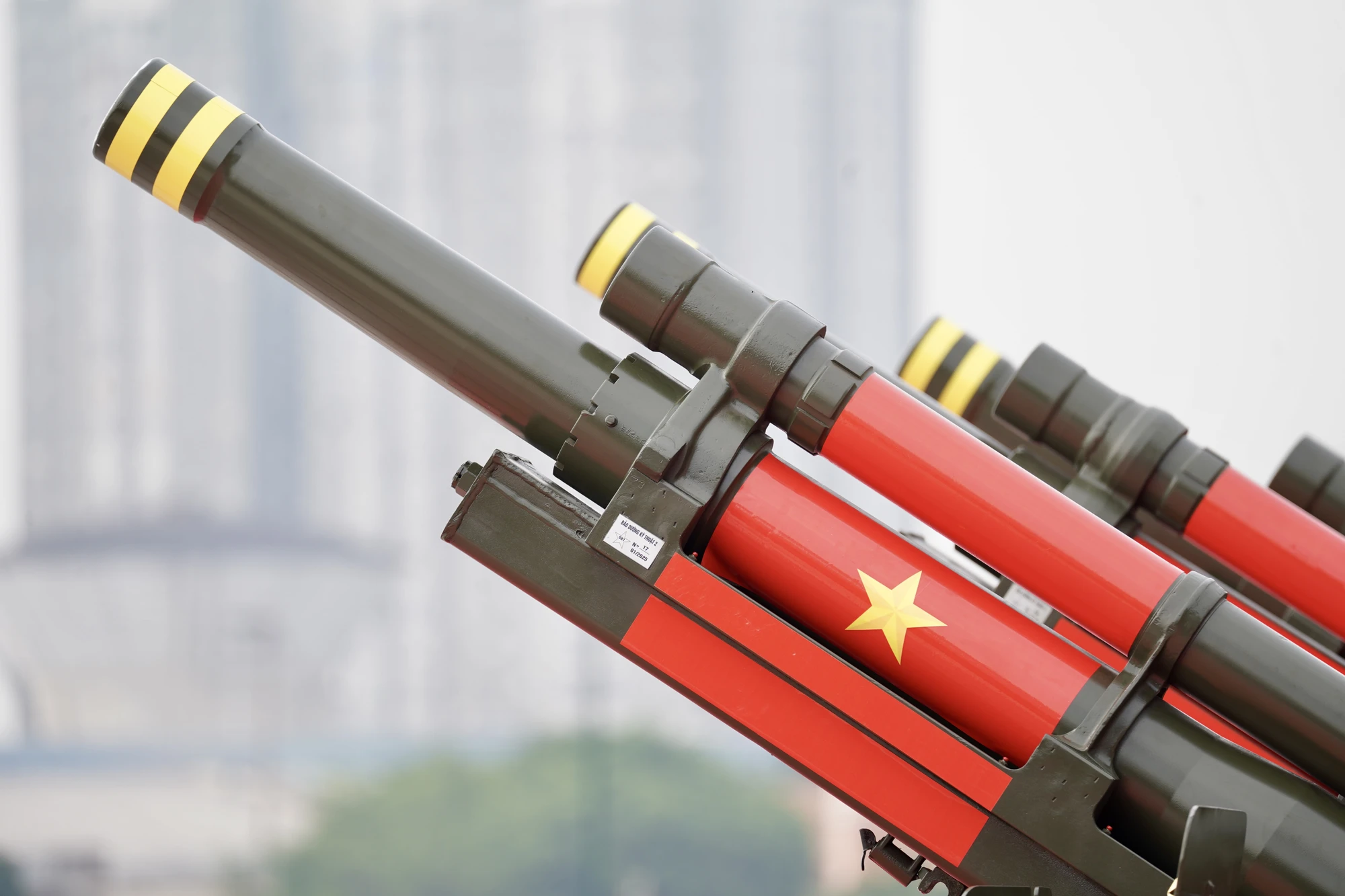 Tại bến Bạch Đằng, dự kiến lực lượng pháo lễ sử dụng 18 khẩu pháo 105mm (15 khẩu chính thức, 3 khẩu dự bị) để chào mừng sự kiện 50 năm Ngày giải phóng miền Nam, thống nhất đất nước. Chương trình sẽ có nội dung bắn 21 phát đại bác trên nền Quốc thiều nước Cộng hòa xã hội chủ nghĩa Việt Nam. bến Bạch Đằng (11).JPG