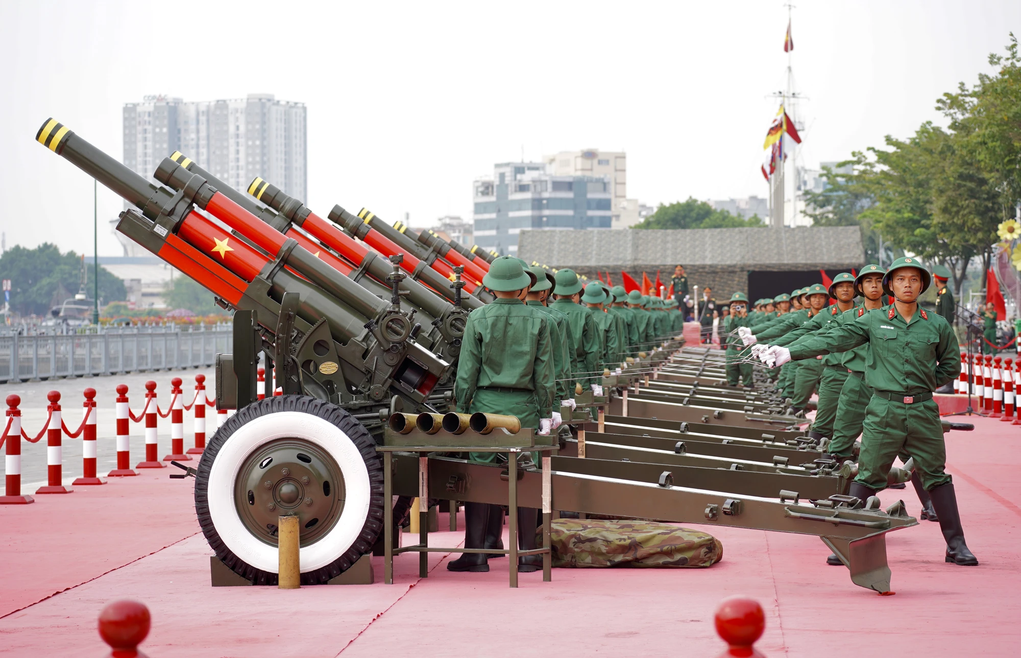 15 khẩu đại bác tập kết tại bến Bạch Đằng khai hỏa huấn luyện vào sáng 8-4. bến Bạch Đằng (12).JPG